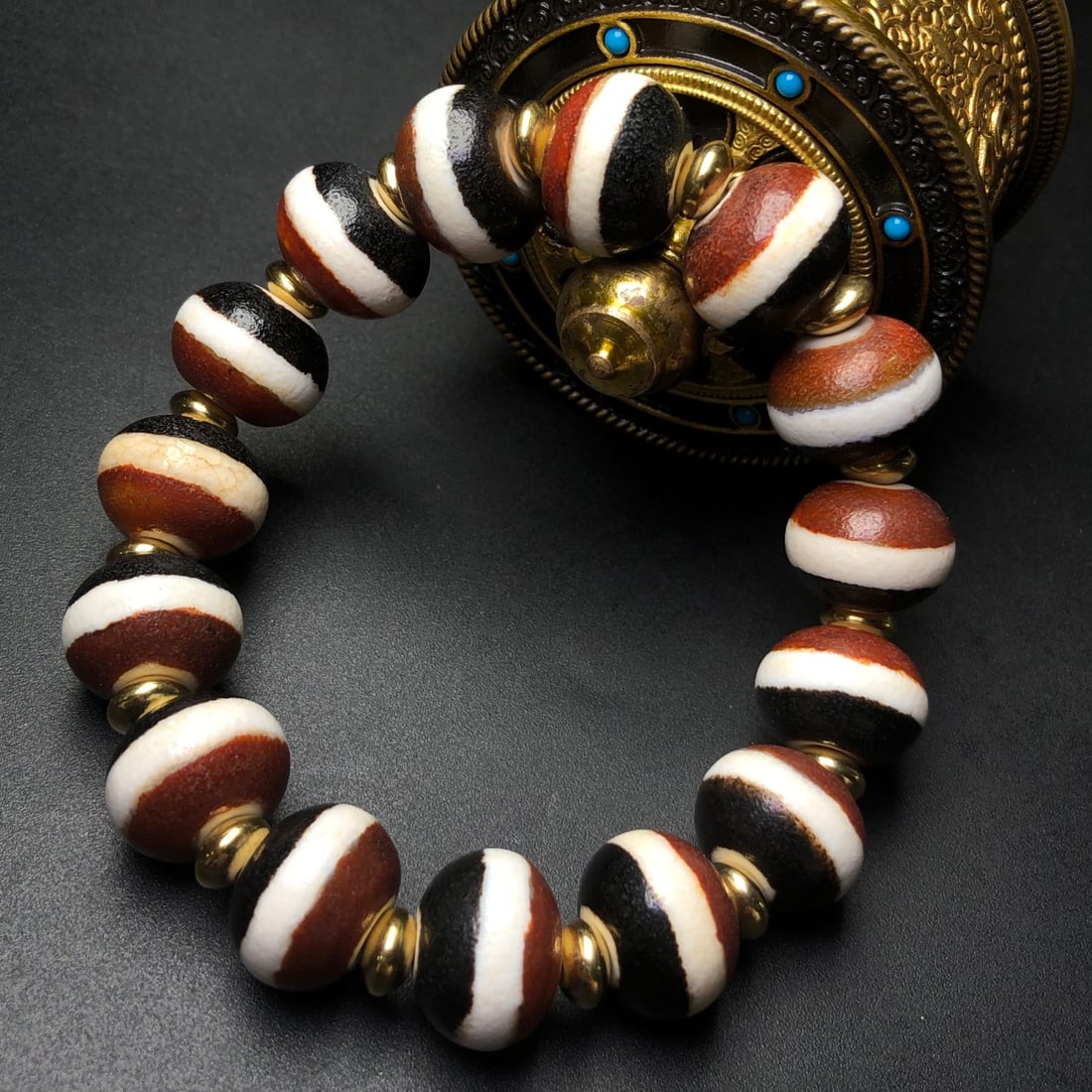 An Exquisite Agate Bracelet - 5