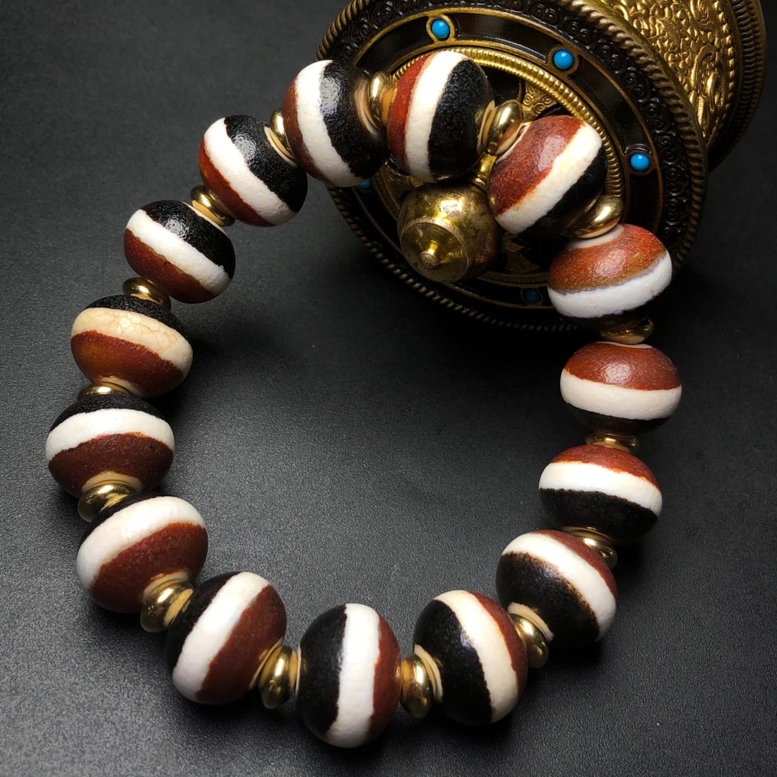 An Exquisite Agate Bracelet - 6
