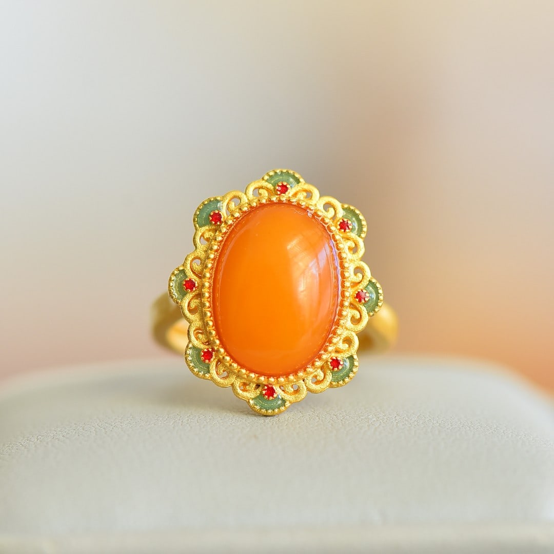 An Exquisite Sterling Silver-Gold Plated Inlaid Beeswax Ring: An Exquisite Sterling Silver-Gold Plated Inlaid Beeswax Ring,Size:0.4inx0.6in 纯银镀金镶蜜蜡戒指