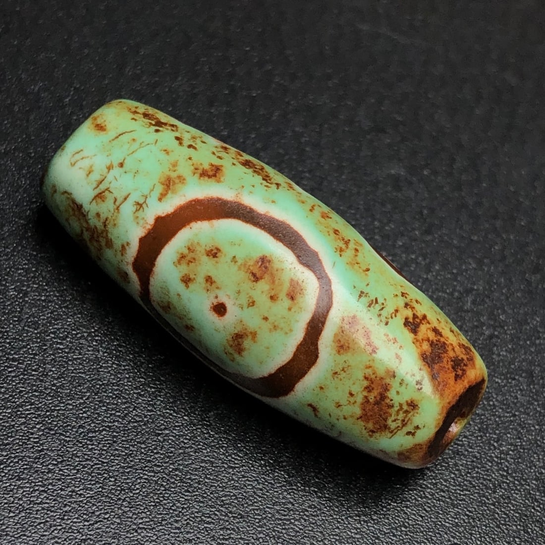 An Exquisite Dzi Bead Pendant: An Exquisite Dzi Bead Pendant,Size:1.5inx0.6in,Weight:10.8g 天珠挂件