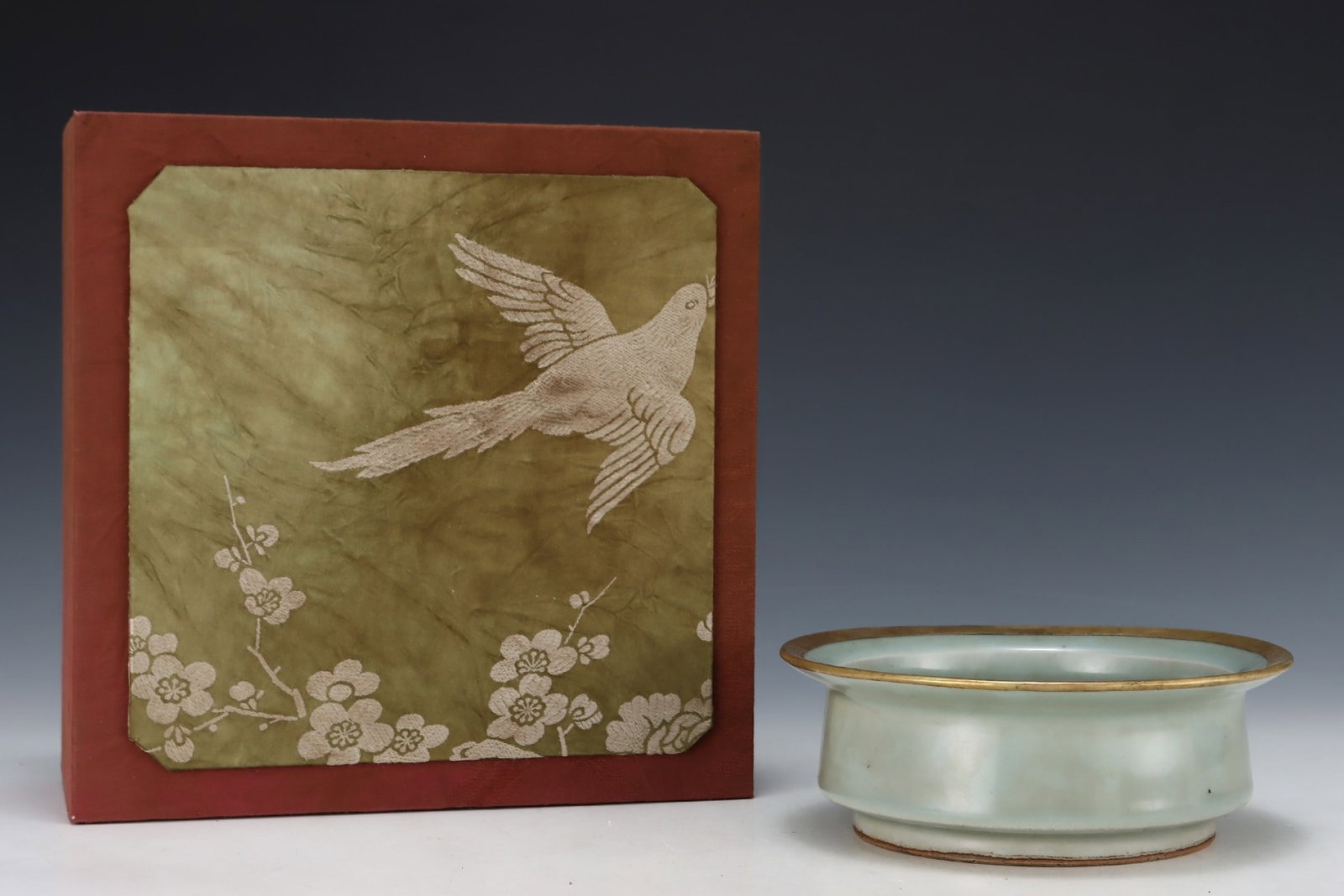 An Exquisite Longquan yao Painted Gold Brush Washer,with an Imperial Poem by Emperor Qianlong: An Exquisite Longquan yao Painted Gold Brush Washer,with an Imperial Poem by Emperor Qianlong,Song Dynasty,China,Size:2.4inx6.8in 龙泉窑描金笔洗,带È