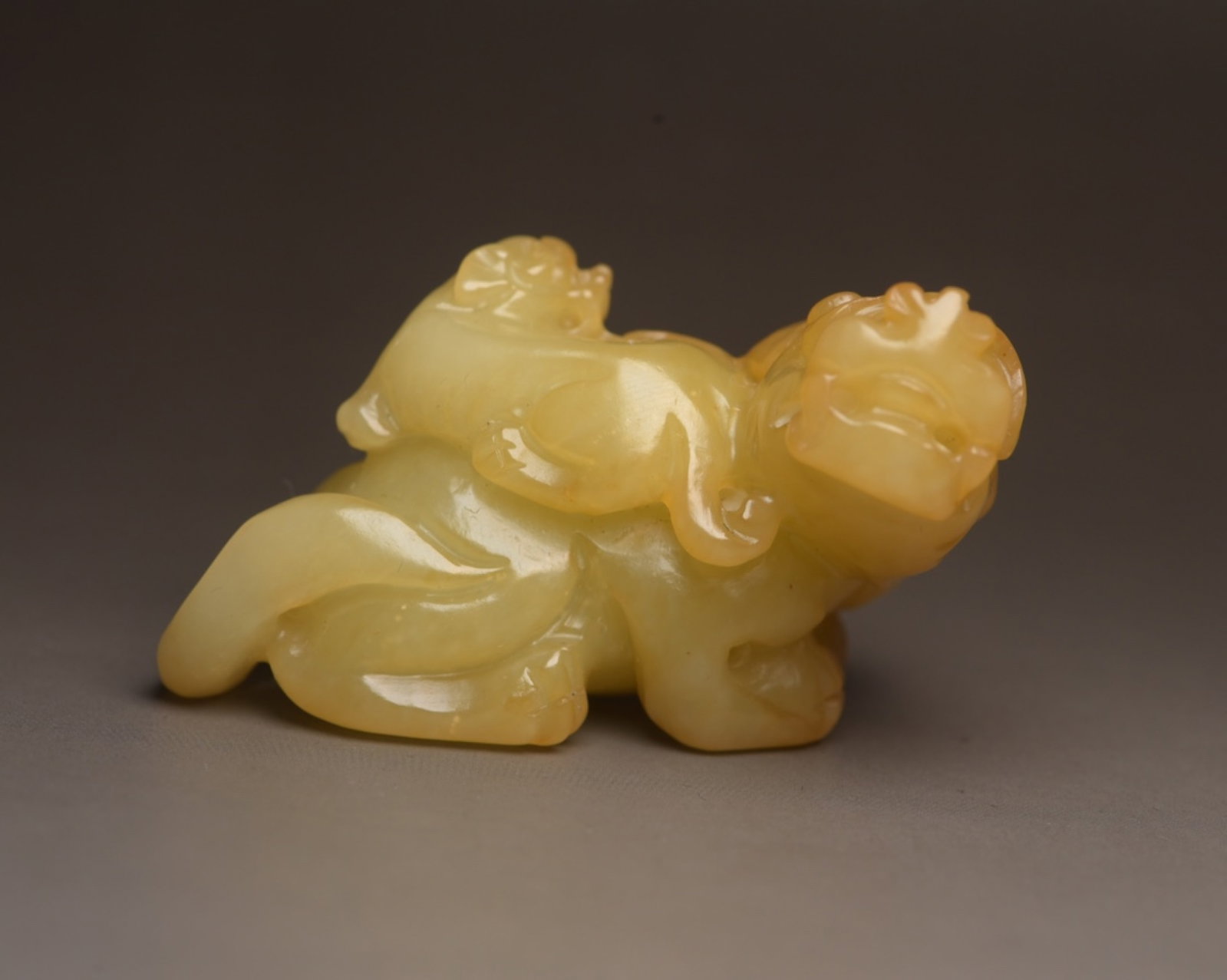An Exquisite White Jade Beast Ornament: An Exquisite White Jade Beast Ornament,Qing Dynasty,China,Size:2.4inx1.5inx1.3in,Weight:73g 白玉兽摆件,中国清代