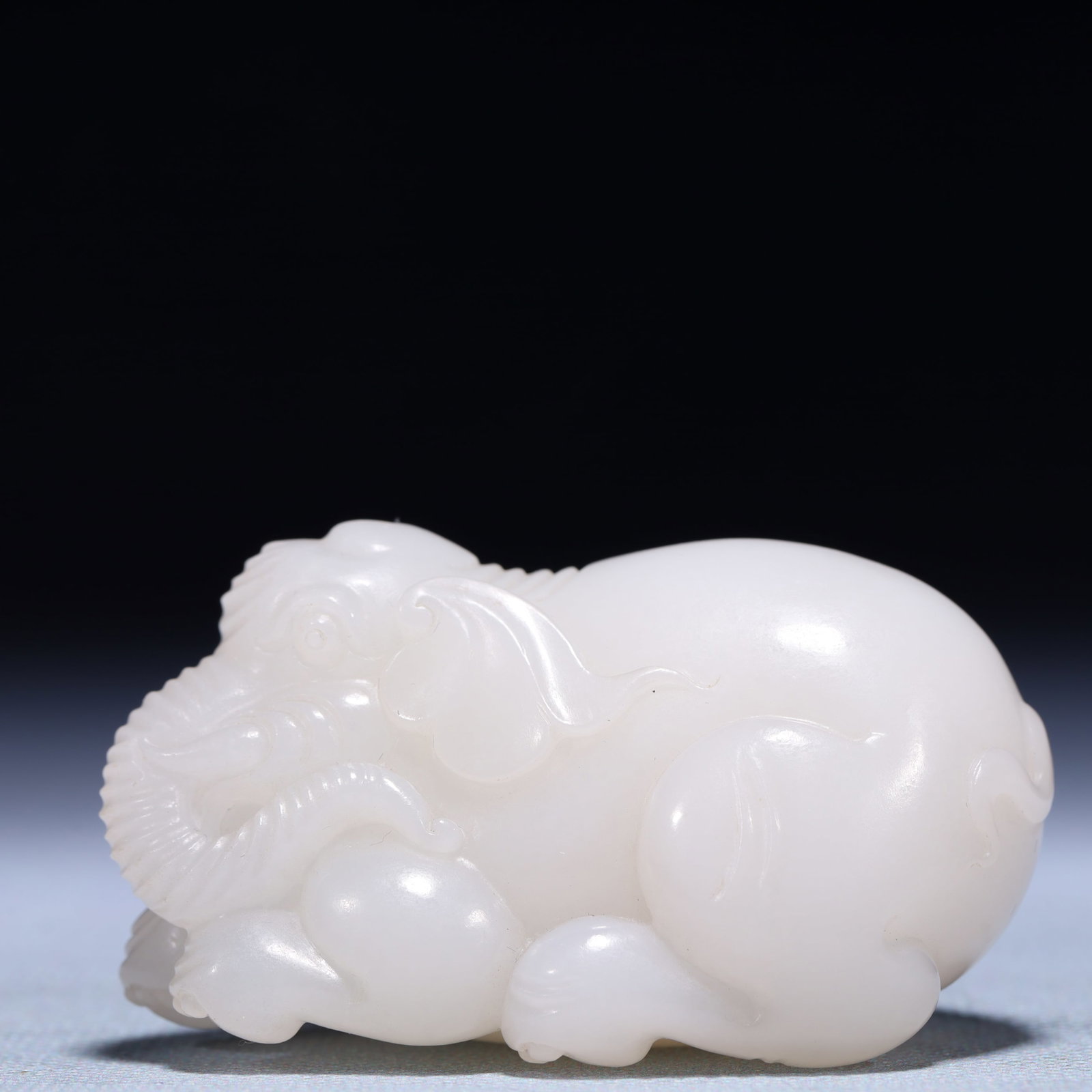 An Exquisite White Jade Elephant Ornament: An Exquisite White Jade Elephant Ornament,Qing Dynasty,China,Size:2.4inx1.6inx1.4in,Weight:161.5g 白玉象摆件,中国清代