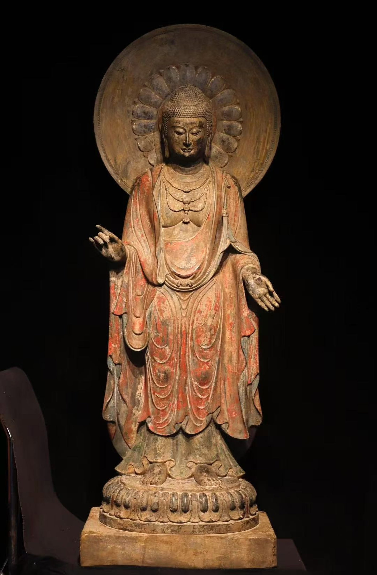 A Monumental Limestone Painted Color Statue of Bodhisattva: A Monumental Limestone Painted Color Statue of Bodhisattva,Tang Dynasty, China,Size:76.8inx26inx15.7in A青石彩绘菩萨像,中国唐代