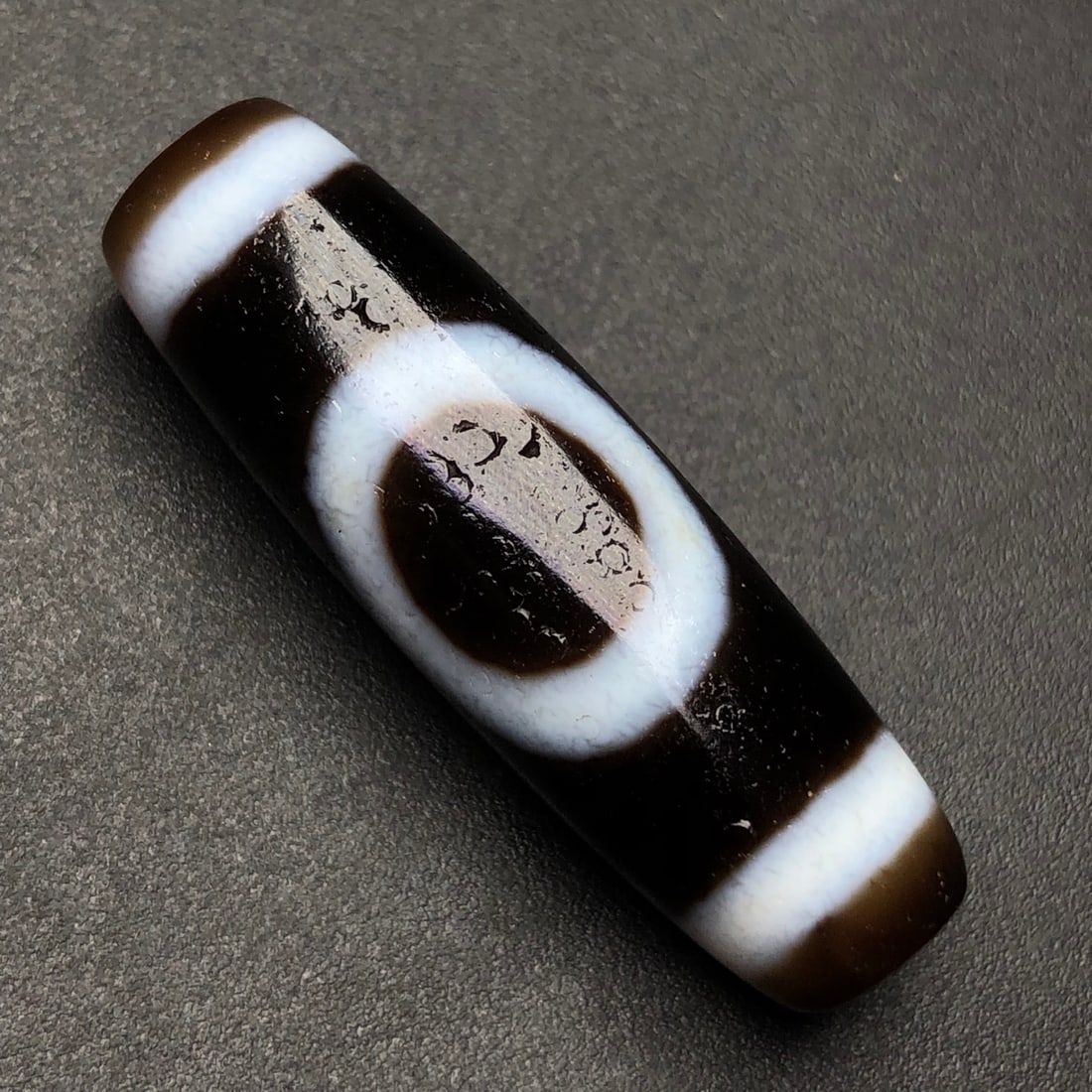An Exquisite Dzi Bead Pendant: An Exquisite Dzi Bead Pendant,Size:1.5inx0.4in,Weight:7.6g 天珠挂件