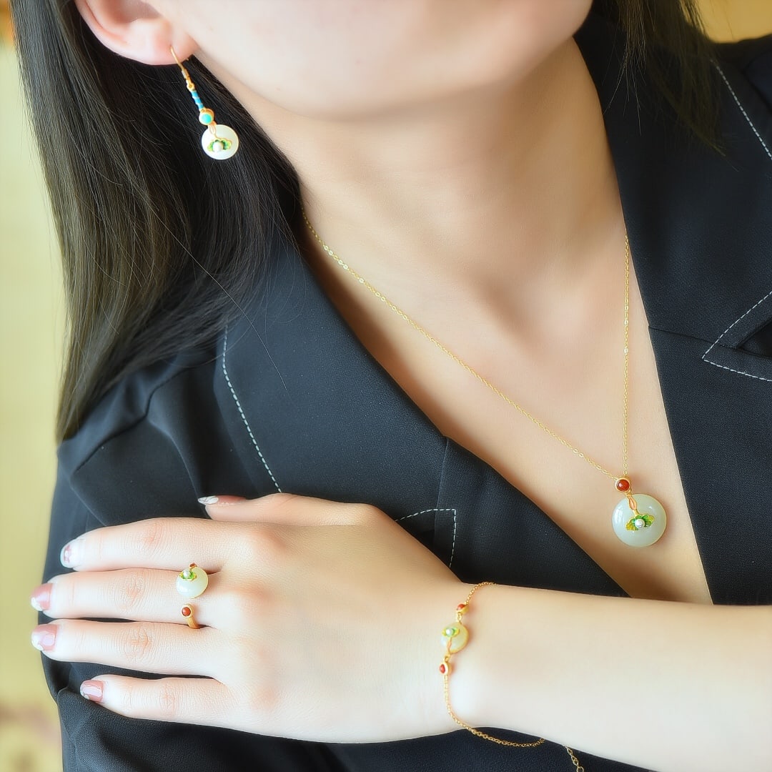 A Set of Fine Sterling Silver-Gold Plated Inlaid White Jade Pendant, Inlaid Pearl: A Set of Fine Sterling Silver-Gold Plated Inlaid White Jade Pendant, Inlaid Pearl,Size: (Earrings)0.5inx0.5in (Pendant)0.7inx0.7in Ring0.4inx0.4in (Bracelets) 0.4inx0.4in 一套纯Ž