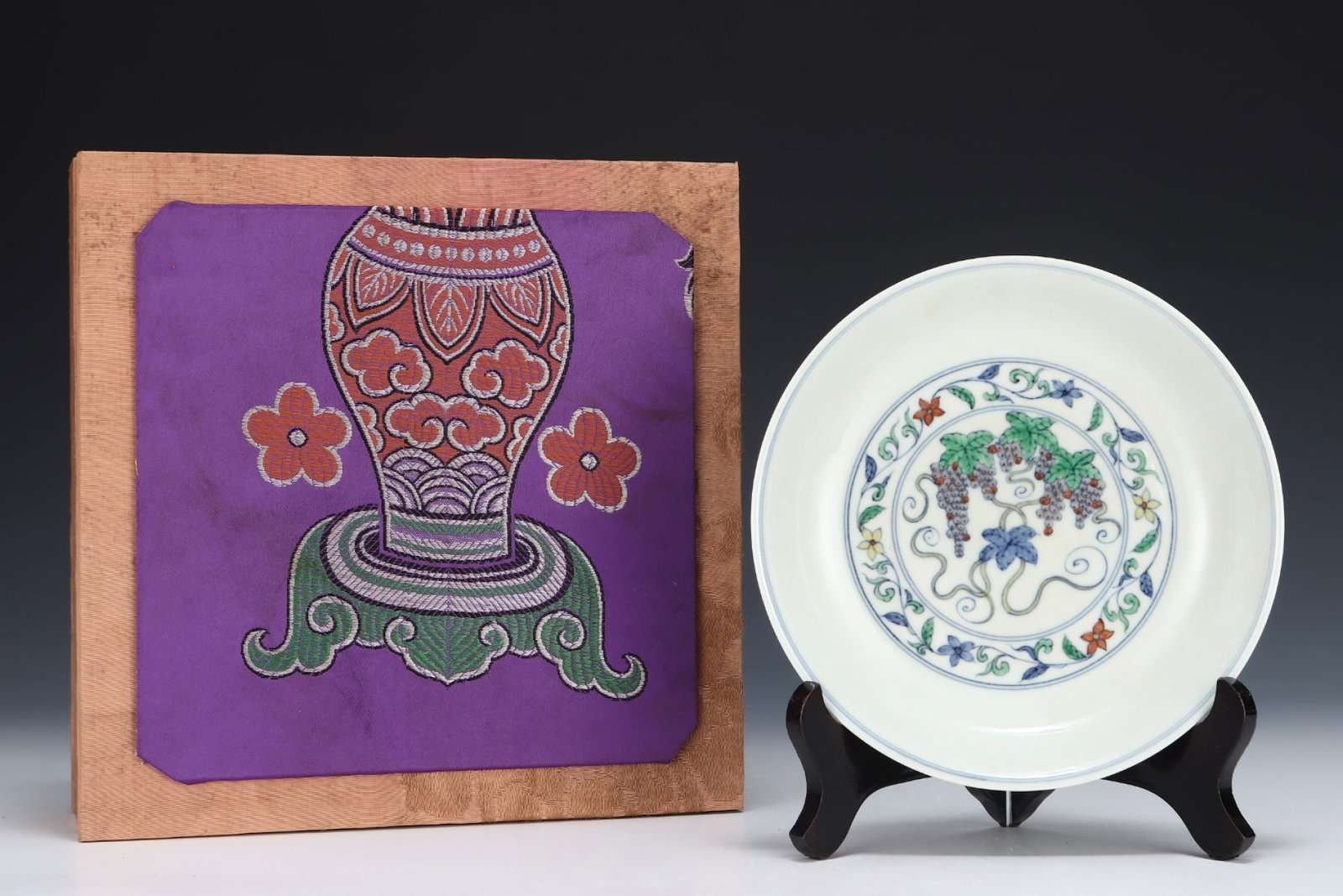 An Exquisite Doucai Grapes Pattern Plate: An Exquisite Doucai Grapes Pattern Plate,Ming Dynasty,China,Chenghua Six-character Mark,Size:1.5inx7.3in 斗彩葡萄纹盘子,中国明代,û