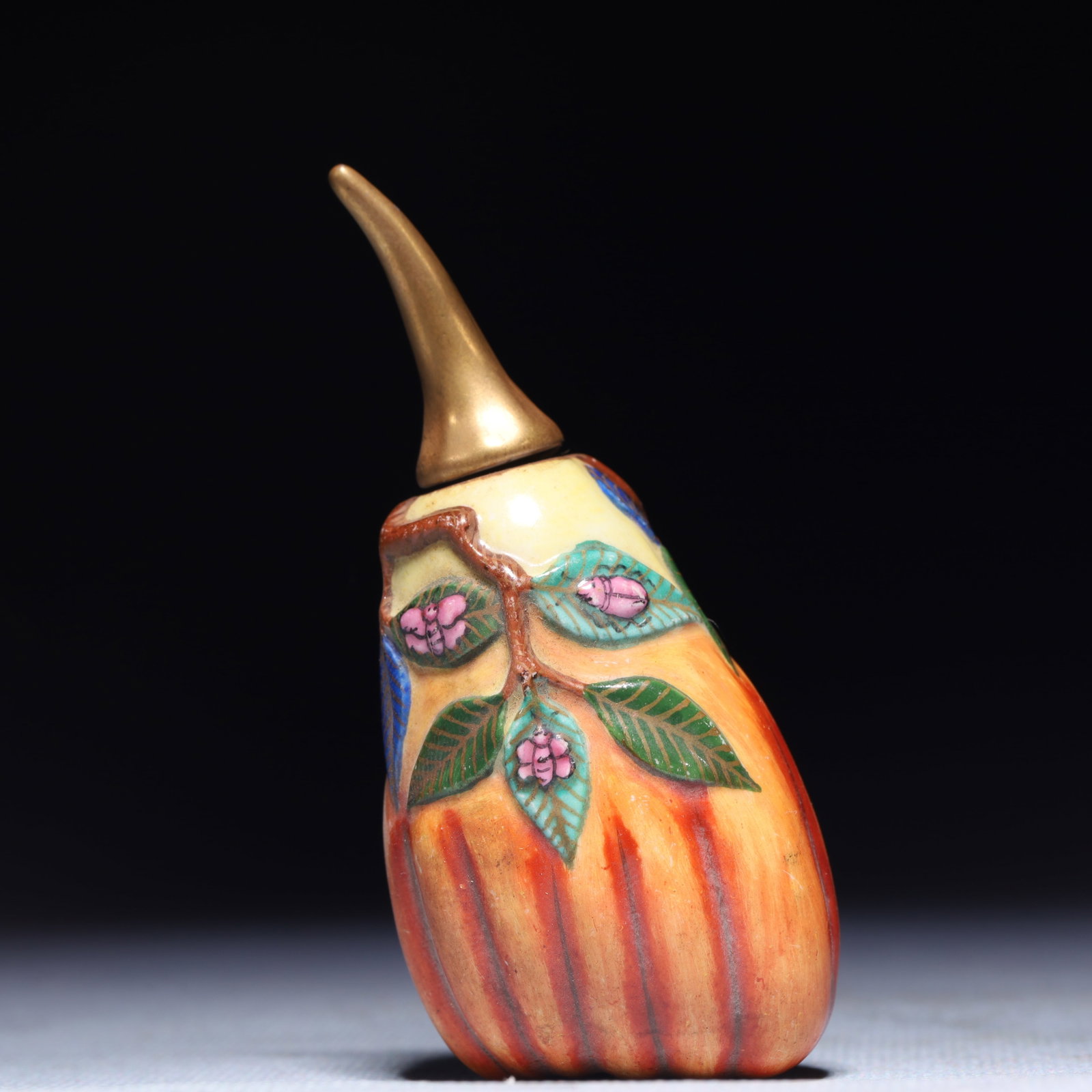 An Exquisite Famille-Rose Insect Pattern Snuff Bottle (1 of 10)