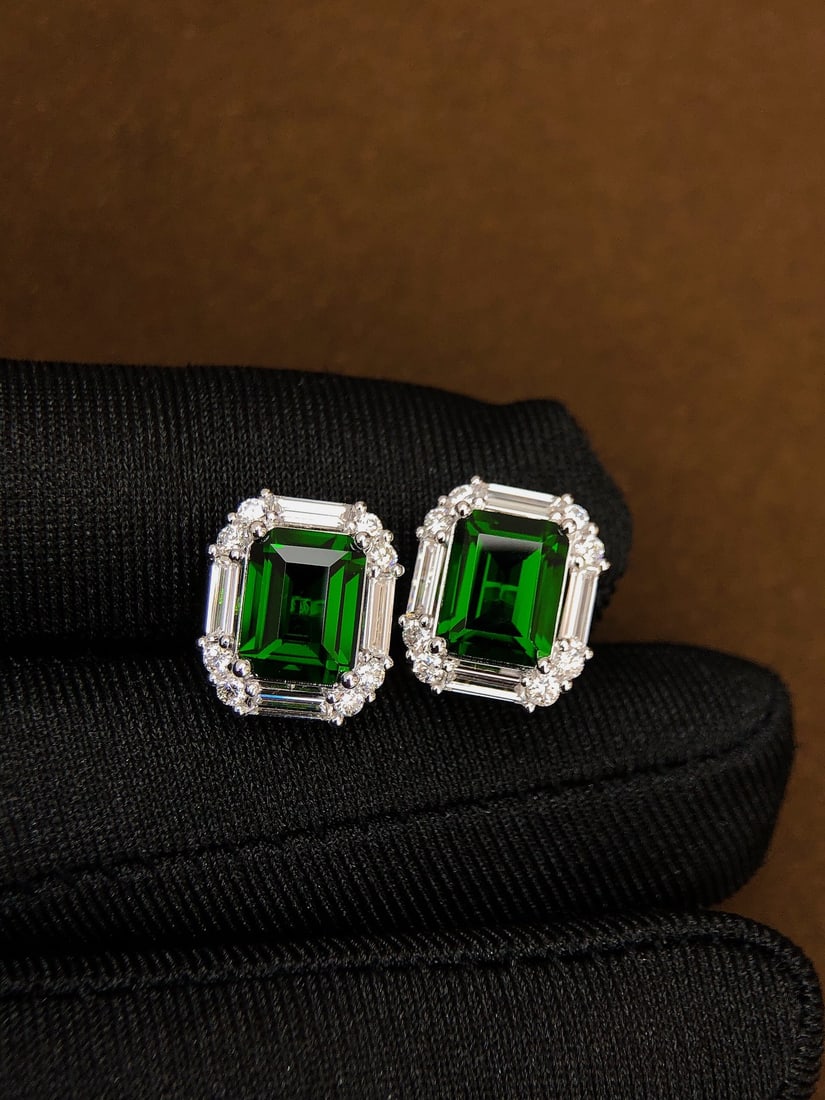 A Pair of 4.31Ctw Natural Tourmaline Earrings: A Pair of 4.31Ctw Natural Tourmaline Earrings,Size:0.4inx0.3in 一对4.31Ctw天然碧玺耳钉