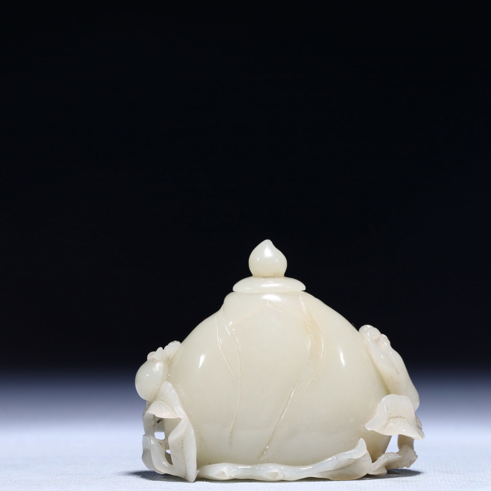 An Exquisite White Jade Peach Bottle: An Exquisite White Jade Peach Bottle,Qing Dynasty,China,Size:3inx1.8inx2.6in,Weight:128.3g 白玉桃子盖瓶,中国清代