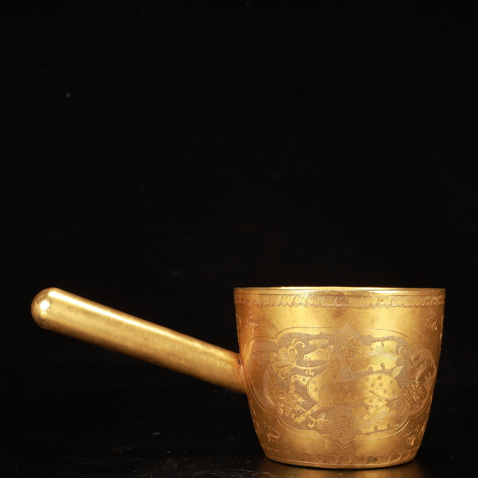 An Exquisite Gilt Bronze Deer Pattern Ornament: An Exquisite Gilt Bronze Deer Pattern Ornament,Tang Dynasty, China,Tianbao Mark,Size:9.4inx4.7inx3.9in,Weight:750g 铜鎏金鹿纹摆件,中国唐