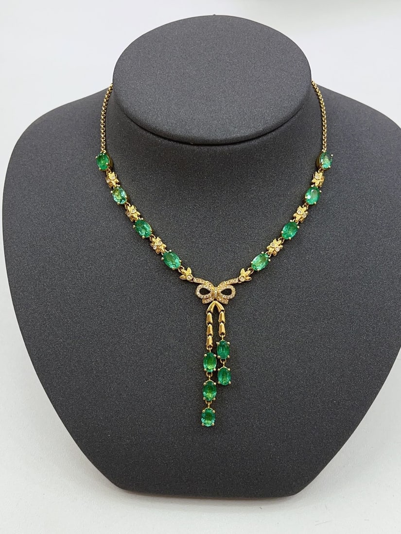 A Exquisite 18k Gold Inlaid 6.00ct Vivid Green Necklace,Inlaid Diamond: A Exquisite 18k Gold Inlaid 6.00ct Vivid Green Necklace,Inlaid Diamond,Total Weight:9.30g 18k金镶 6.00ct 祖母绿项链,嵌钻石