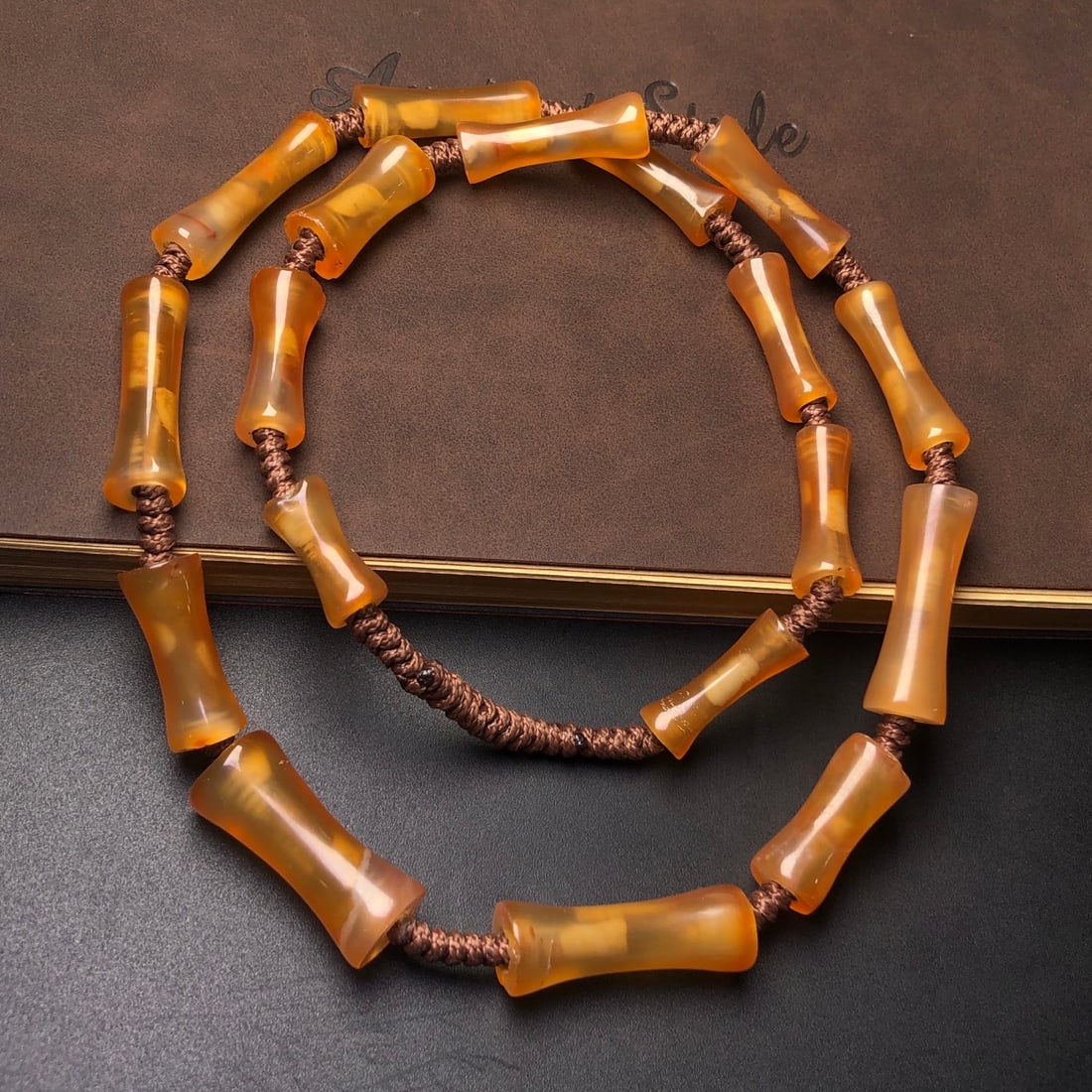An Exquisite Agate Pendant: An Exquisite Agate Pendant,Size:1.3inx0.4in 玛瑙挂件