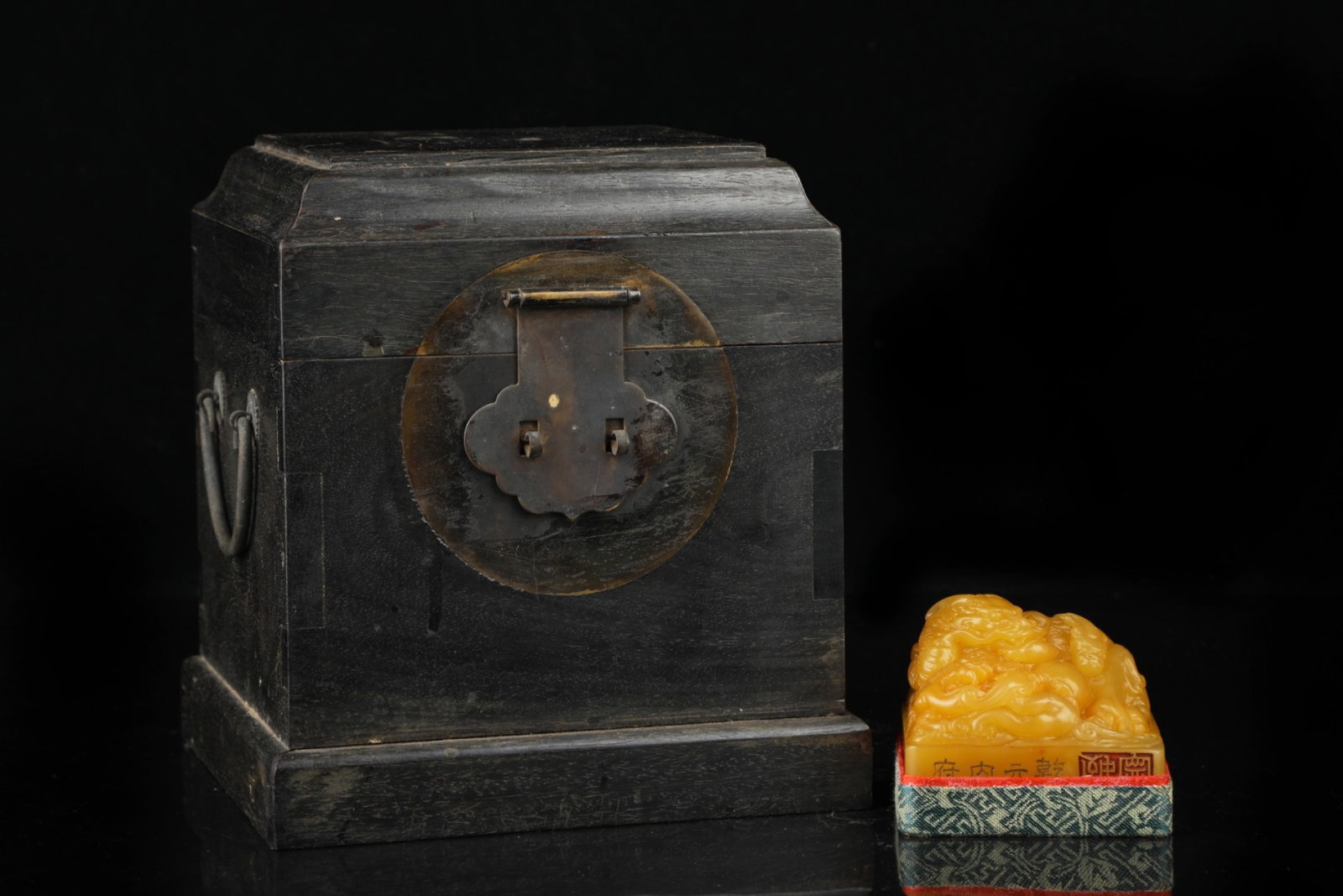 An Exquisite Tianhuang Stone Dragon Pattern Seal: An Exquisite Tianhuang Stone Dragon Pattern Seal,Qing Dynasty,China,Qianlong Six-Character Mark,Size:2.4inx2.8in,Weight:430g 田黄石龙纹印章,中国&#
