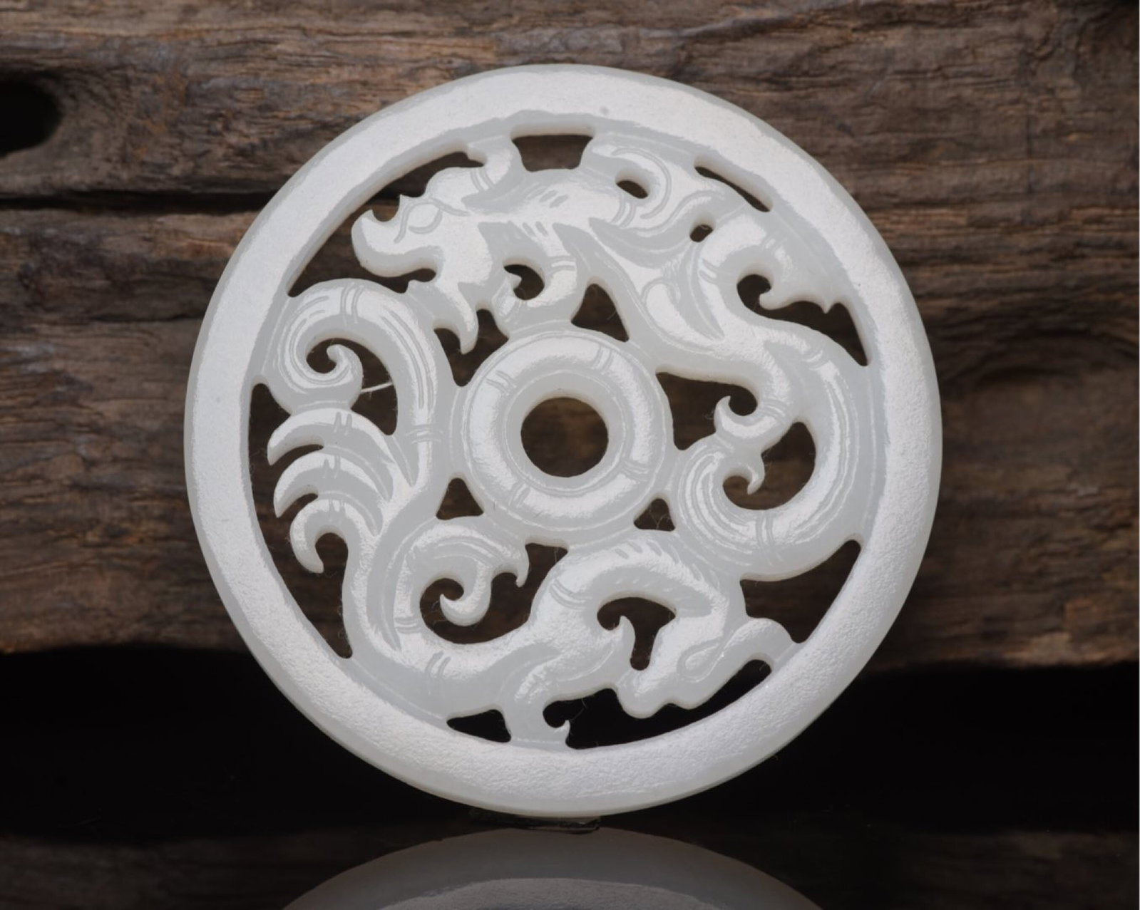 An Exquisite White Jade Dragon and Phoenix Pattern Pendant: An Exquisite White Jade Dragon and Phoenix Pattern Pendant,Qing Dynasty,China,Size:2.2inx2.2inx0.2in,Weight:28g 白玉龙凤纹牌,中国清代