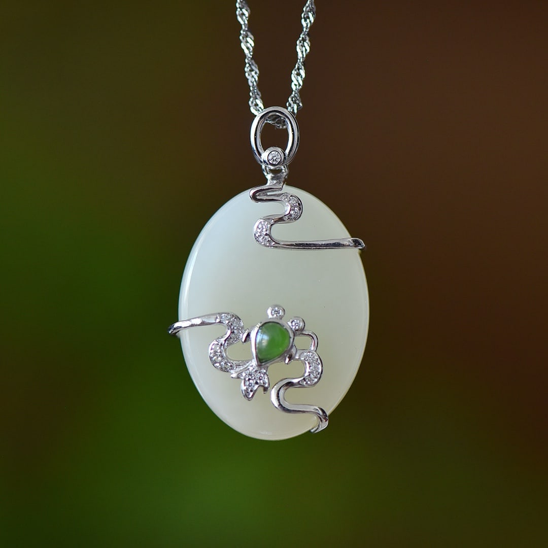 An Exquisite Sterling Silver Inlaid White Jade Pendant: An Exquisite Sterling Silver Inlaid White Jade Pendant,Size:0.8inx1.1in 纯银镶白玉吊坠