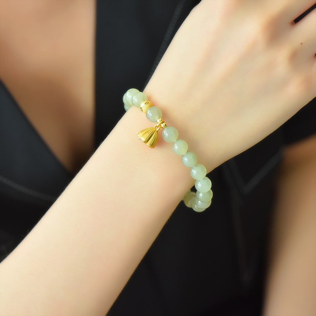 An Exquisite Greenish Jade Bracelets: An Exquisite Greenish Jade Bracelets,Size:0.3in 青白玉手串