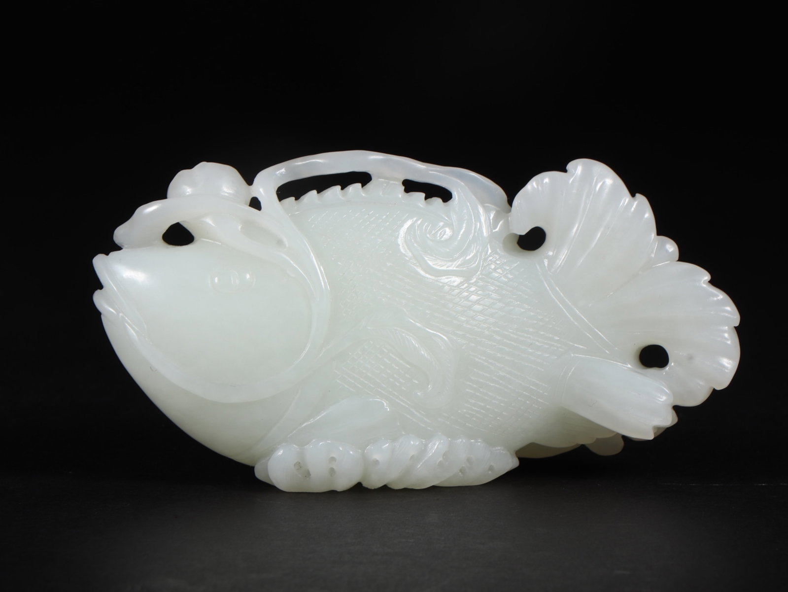 An Exquisite White Jade Fish Ornament: An Exquisite White Jade Fish Ornament,Qing Dynasty,China,Size:3.9inx0.9inx2in,Weight:159g 白玉鱼摆件,中国清代