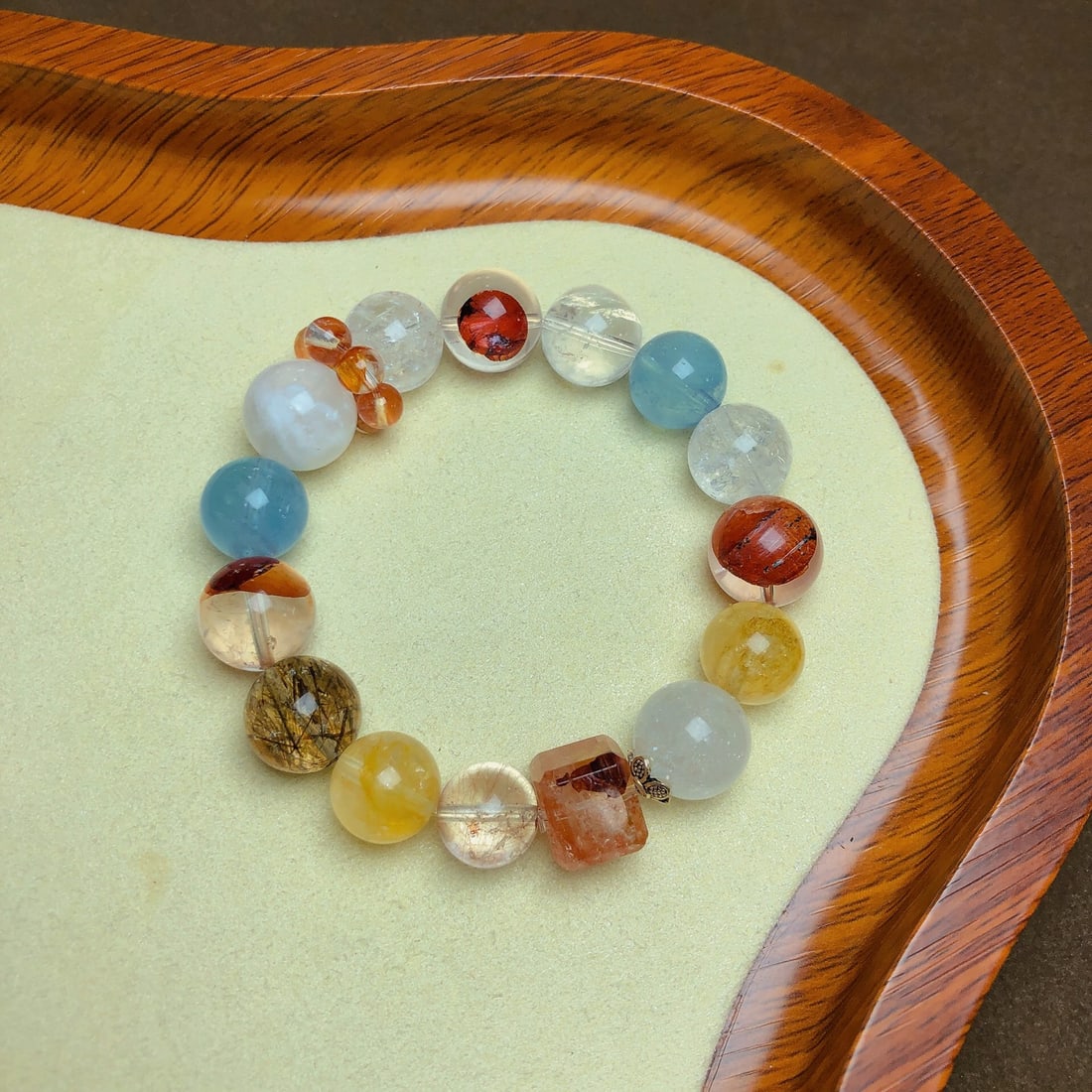 An Exquisite Crystal Bracelet: An Exquisite Crystal Bracelet,Size:0.5in,0.4inx0.4in,Weight:43.3g 水晶手串