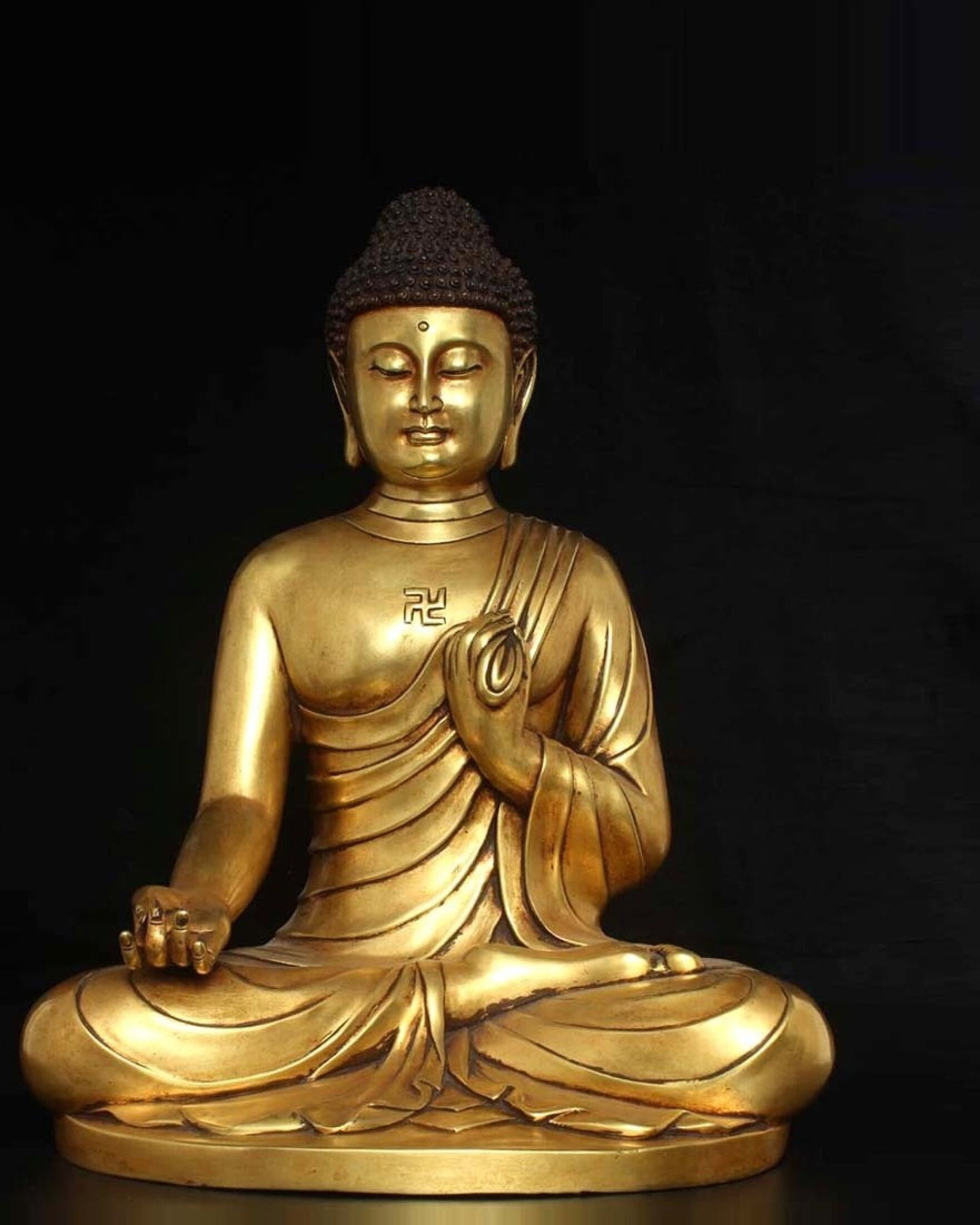 A Solemn Gilt Bronze Statue of Sakyamuni: A Solemn Gilt Bronze Statue of Sakyamuni,Ming Dynasty,China,Yongle Six-Character Mark,Size:15inx10.6in,Weight:9.50kg 紫铜鎏金释迦摩尼佛像,&#