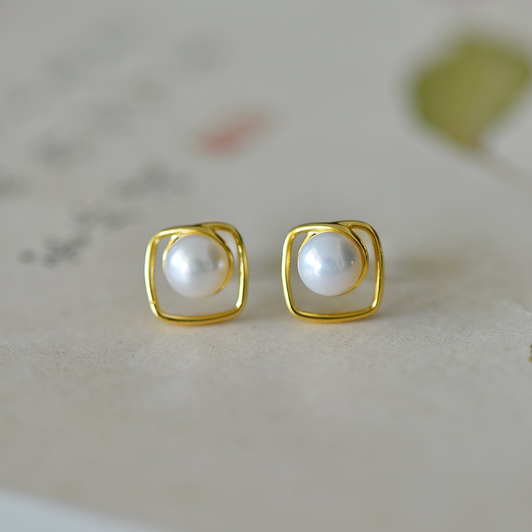 A Pair of Exquisite Sterling Silver-Gold Plated Inlaid Pearl Earrings: A Pair of Exquisite Sterling Silver-Gold Plated Inlaid Pearl Earrings,Size:0.2inx0.2in 一对纯银镀金镶珍珠耳钉