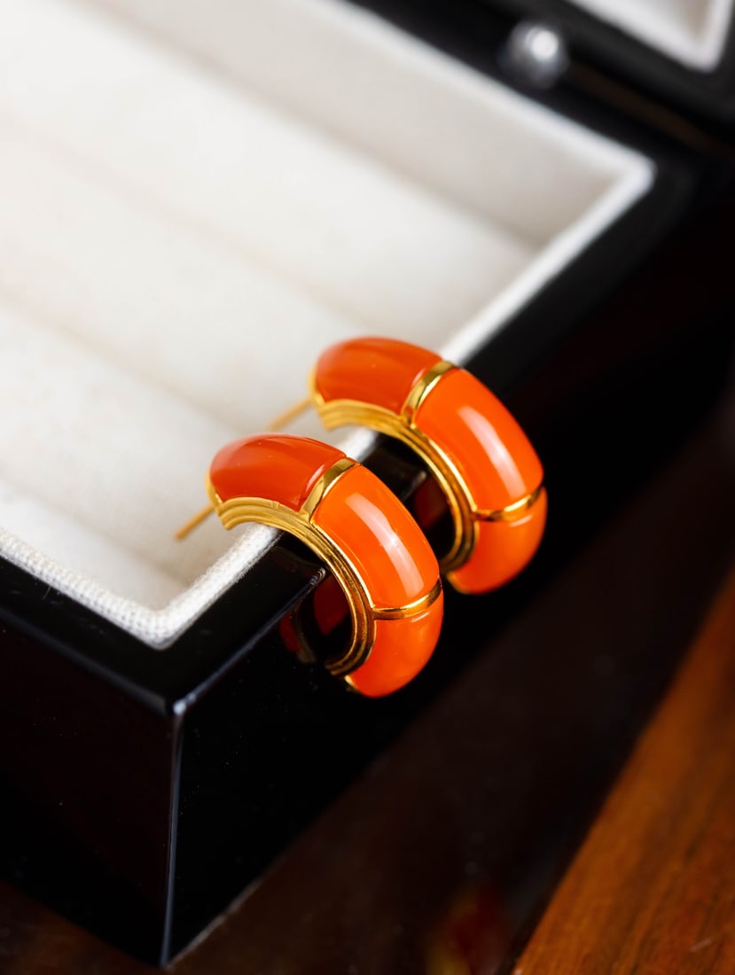 A Pair of Exquisite Sterling Silver-Gold Plated Inlaid Agate Earrings: A Pair of Exquisite Sterling Silver-Gold Plated Inlaid Agate Earrings 一对纯银镀金镶玛瑙耳环