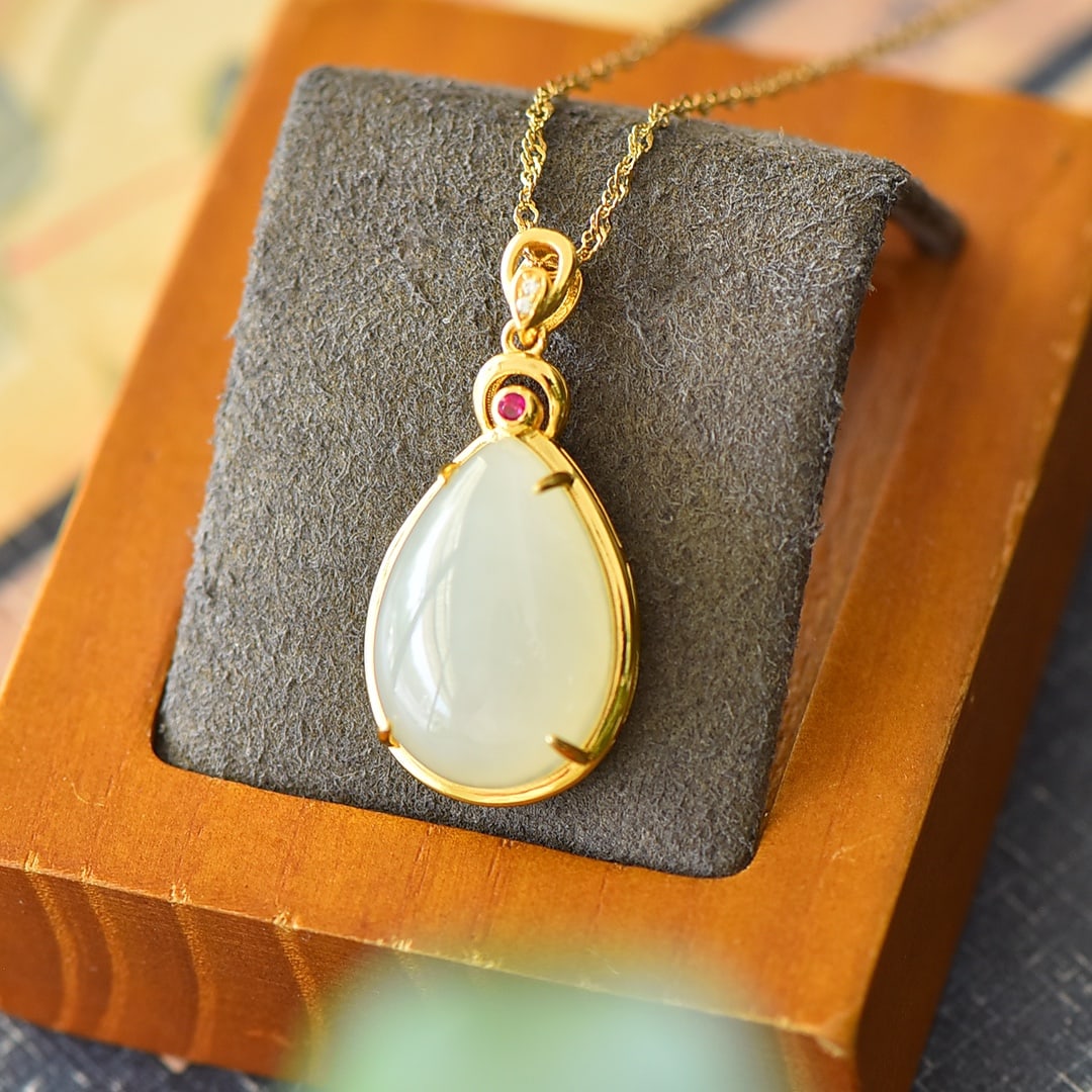 An Exquisite Sterling Silver-Gold Plated Inlaid White Jade Necklace,Inlaid Gems: An Exquisite Sterling Silver-Gold Plated Inlaid White Jade Necklace,Inlaid Gems,Size:0.6inx1.3in 纯银镀金镶白玉项链,嵌宝石