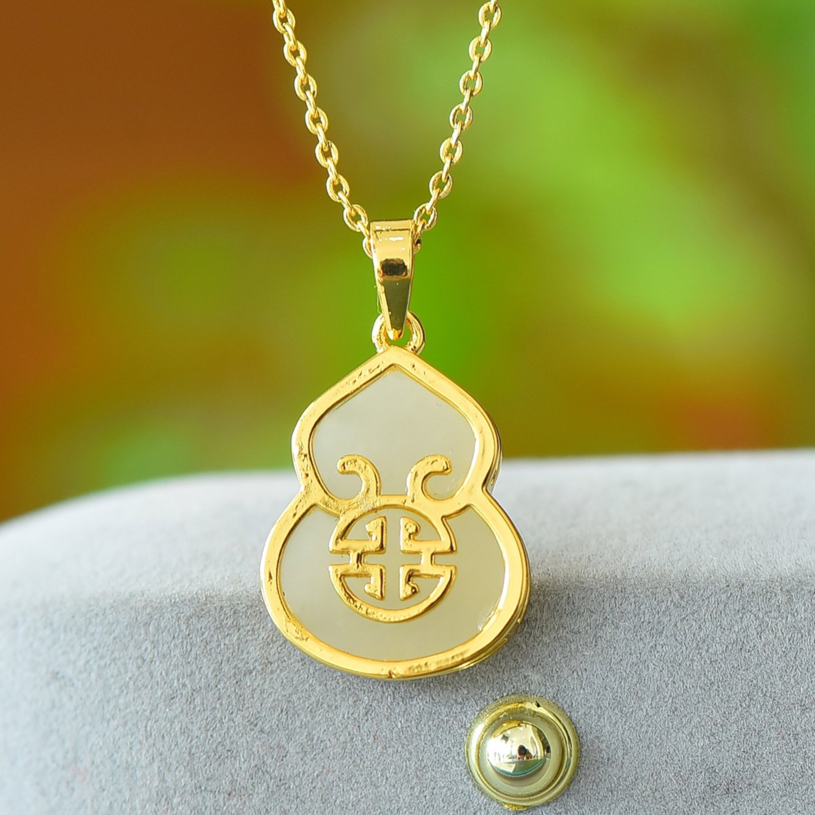 An Exquisite Bronze-Gold Plated Inlaid White Jade Gourd Necklace: An Exquisite Bronze-Gold Plated Inlaid White Jade Gourd Necklace,Size:0.5inx0.7in 铜镀金镶白玉葫芦项链