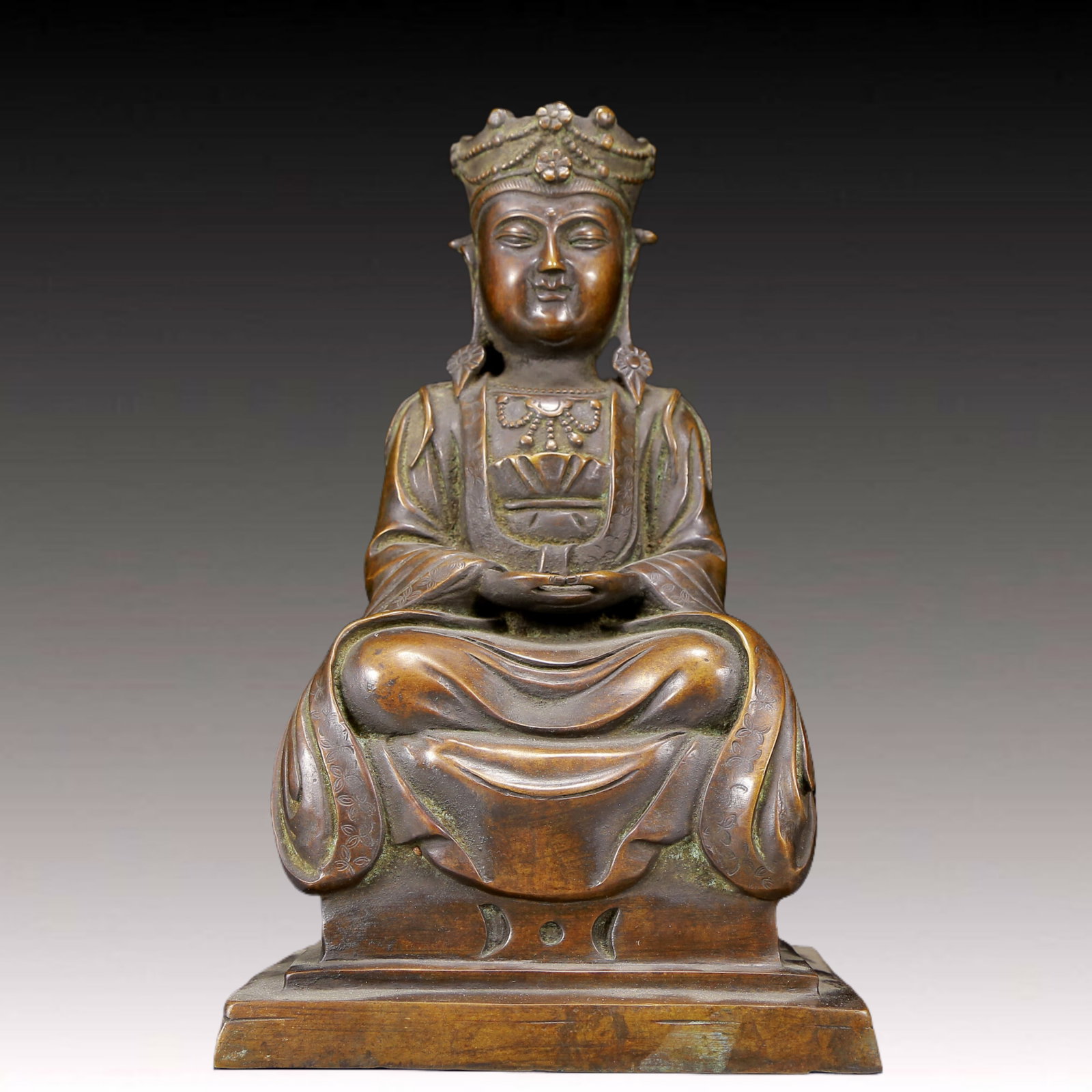 A Solemn Bronze Statue of Avalokitesvara: A Solemn Bronze Statue of Avalokitesvara,Ming Dynasty, China,Size:6.7inx5.1inx11.8in,Weight:3940g 铜观音像，明代
