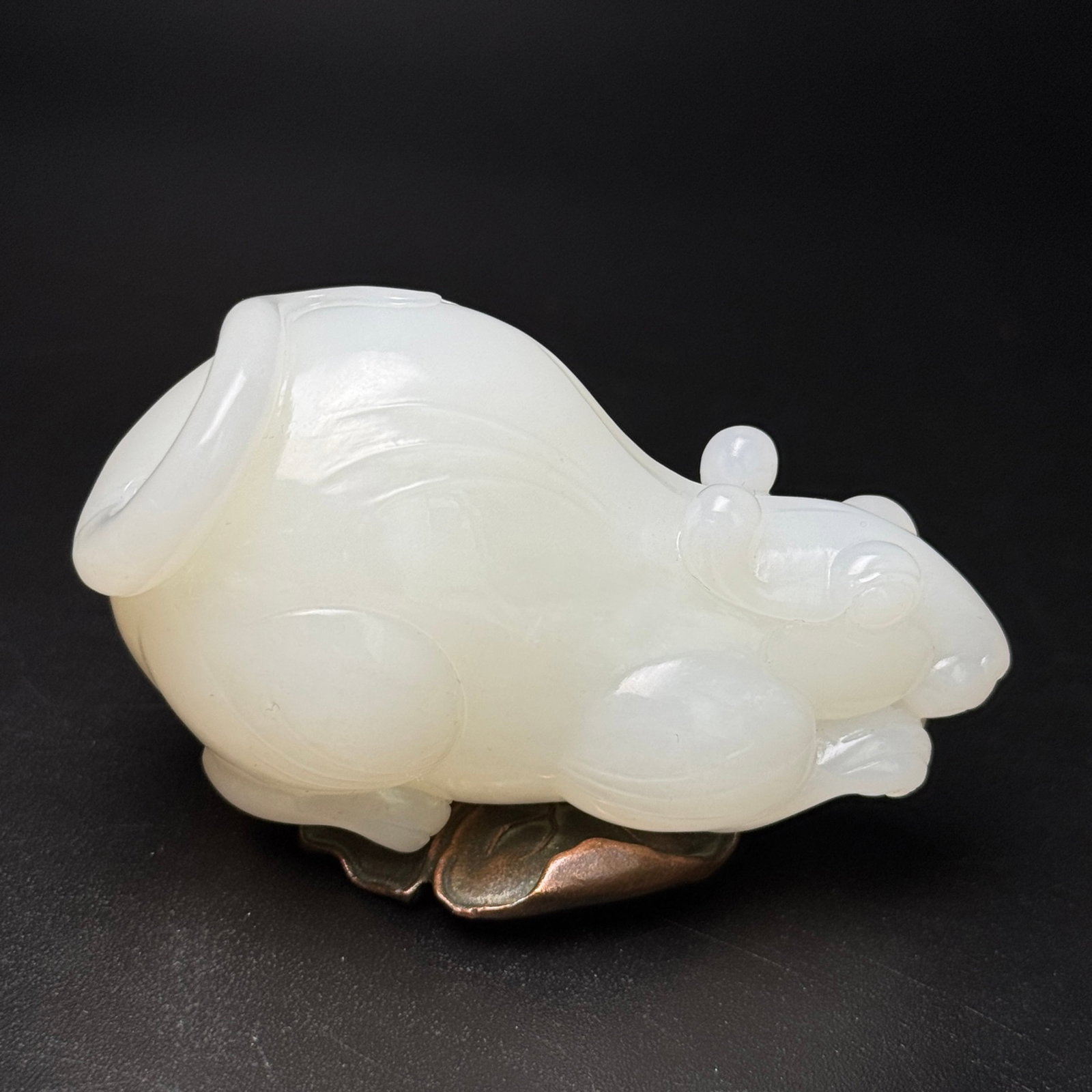 An Exquisite White Jade Mouse Ornament: An Exquisite White Jade Mouse Ornament,Qing Dynasty,China,Size:3.1inx1.7inx1.8in,Weight:171g 白玉老鼠摆件,中国清代