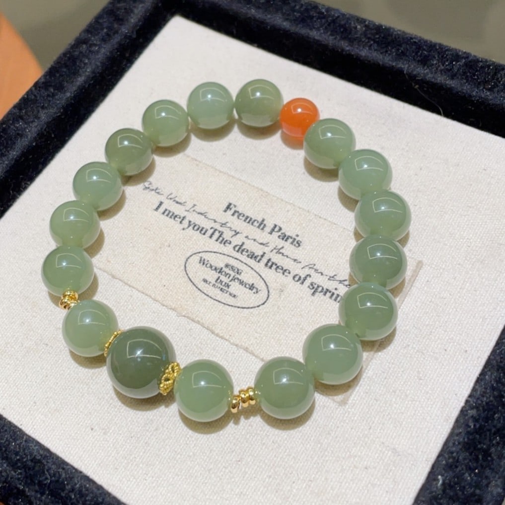 An Exquisite Greenish Jade With Agate Bracelet: An Exquisite Greenish Jade With Agate Bracelet,Size:0.4in 青玉配玛瑙手串