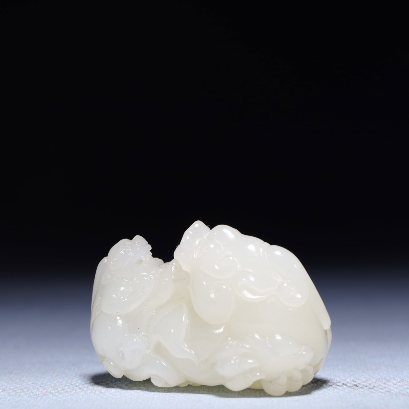 An Exquisite White Jade Auspicious Beast Ornament - 2
