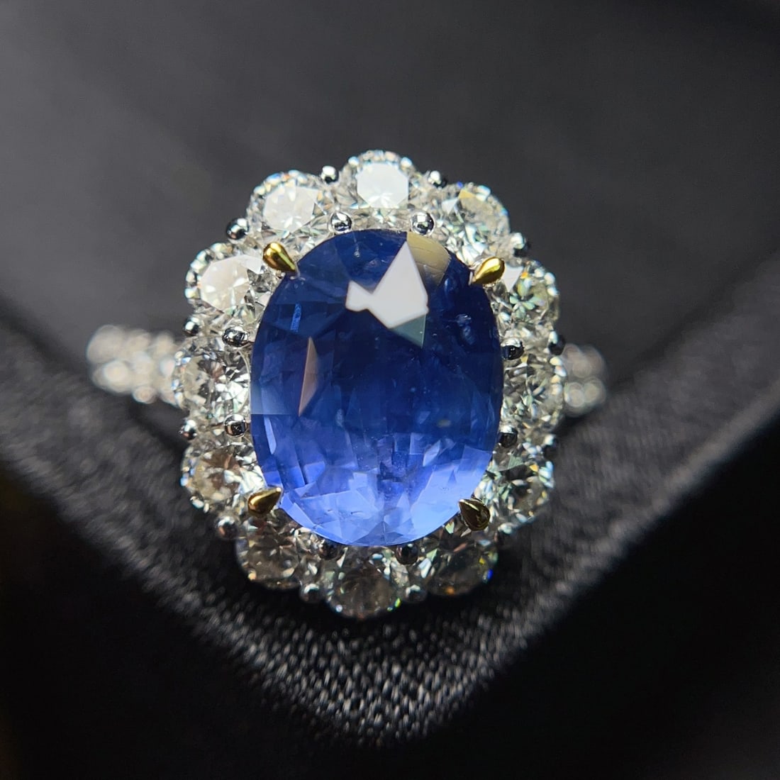 A Exquisite 18k Gold Inlaid 4.15ct Natural Sapphire and 1.680ct Diamond Ring: A Exquisite 18k Gold Inlaid 4.15ct Natural Sapphire and 1.680ct Diamond Ring,Total Weight:7.94g 18k金镶 4.15ct 天然蓝宝石和 1.680ct 钻石