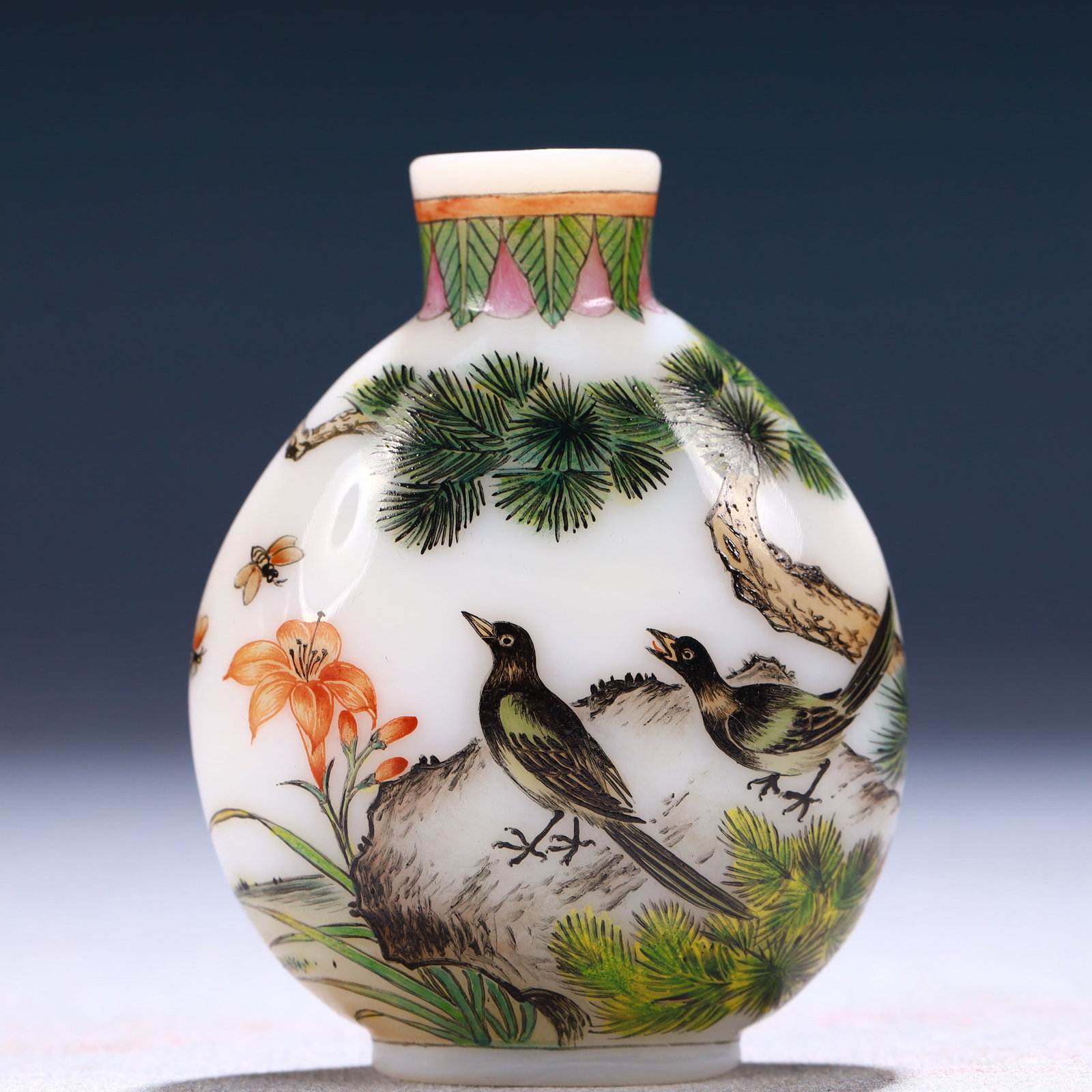 An Exquisite Glass Flower and Bird Pattern Snuff Bottle: An Exquisite Glass Flower and Bird Pattern Snuff Bottle,Qing Dynasty, China,Qianlong Four-character Mark,Size:2.2inx0.8inx2.8in,Weight:87g 琉璃花鸟纹鼻烟ã
