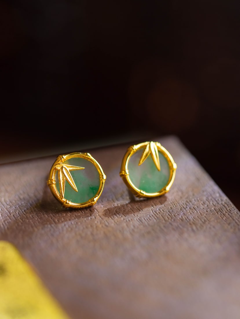 A Pair of Exquisite Sterling Silver-Gold Plated Inlaid Jadeite Earrings: A Pair of Exquisite Sterling Silver-Gold Plated Inlaid Jadeite Earrings 一对纯银镀金镶翡翠耳钉