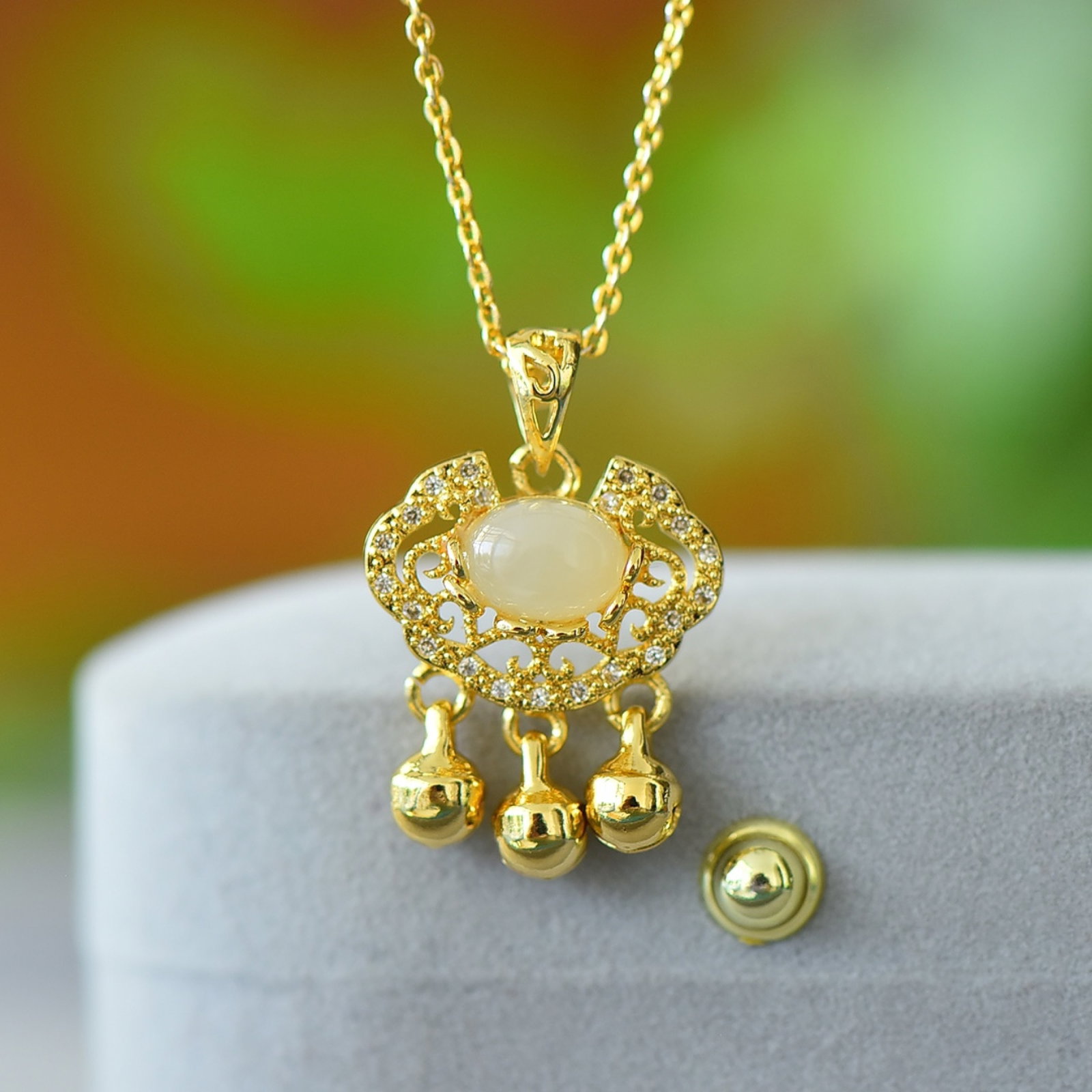 An Exquisite Bronze-Gold Plated Inlaid White Jade Necklace,Inlaid Diamond: An Exquisite Bronze-Gold Plated Inlaid White Jade Necklace,Inlaid Diamond,Size:0.2inx0.3in 铜镀金镶白玉项链,嵌钻石