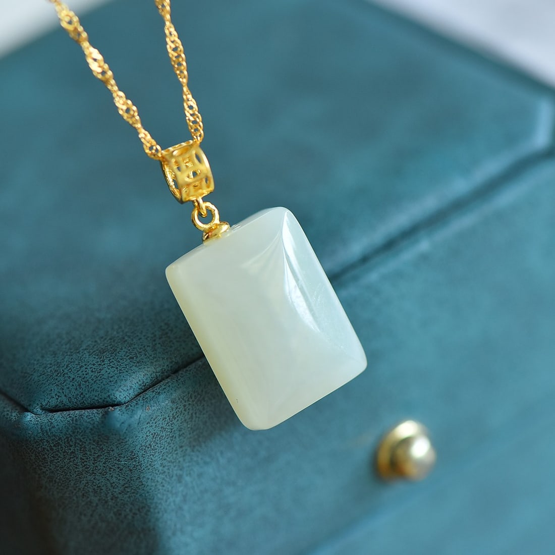 An Exquisite Sterling Silver-Gold Plated Inlaid White Jade Necklace: An Exquisite Sterling Silver-Gold Plated Inlaid White Jade Necklace,Size:0.5inx0.7in 纯银镀金镶白玉项链