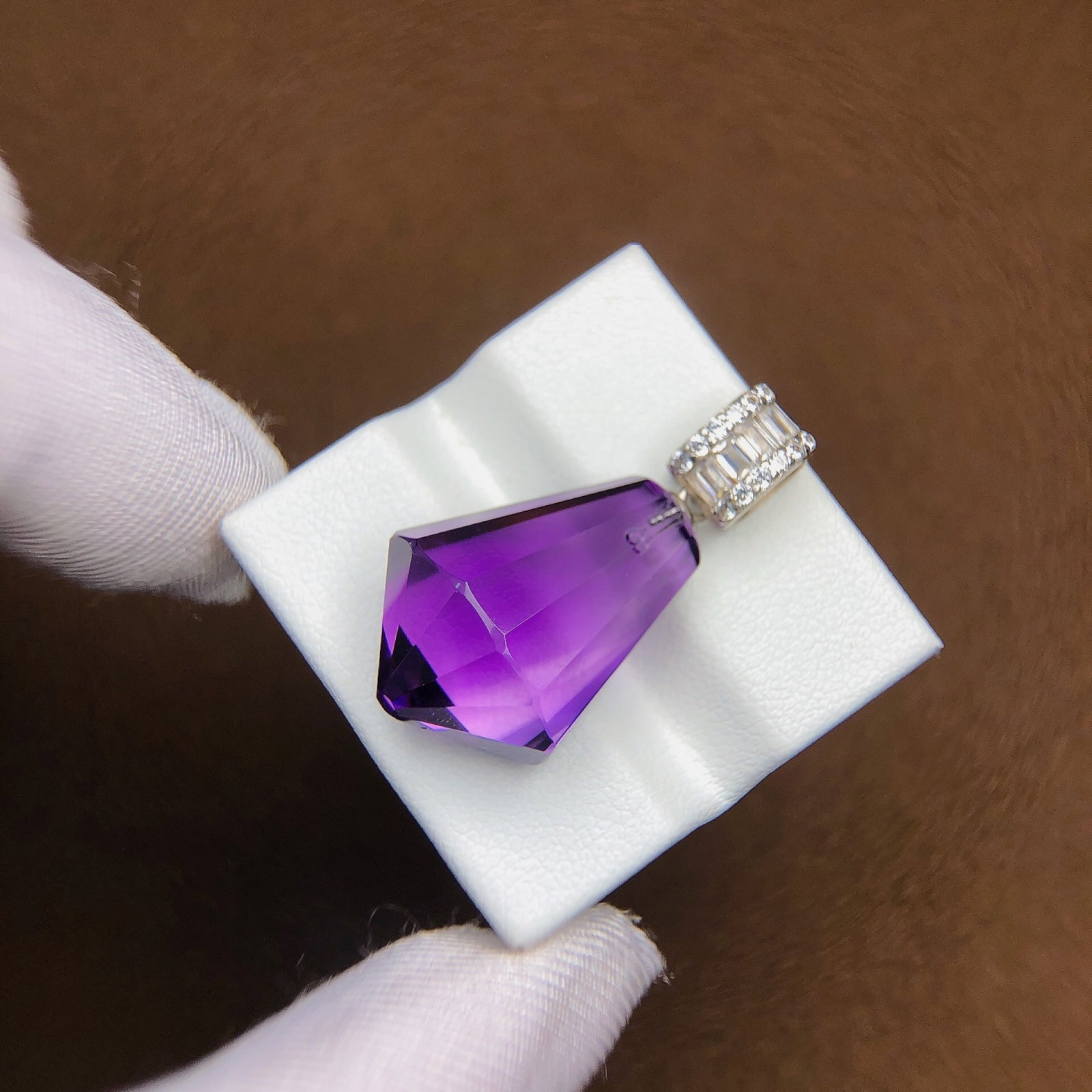 An Exquisite Natural Amethyst Necklace: An Exquisite Natural Amethyst Necklace,Size:1.2inx0.6in,Weight:4.59g 4.59g天然紫水晶项链