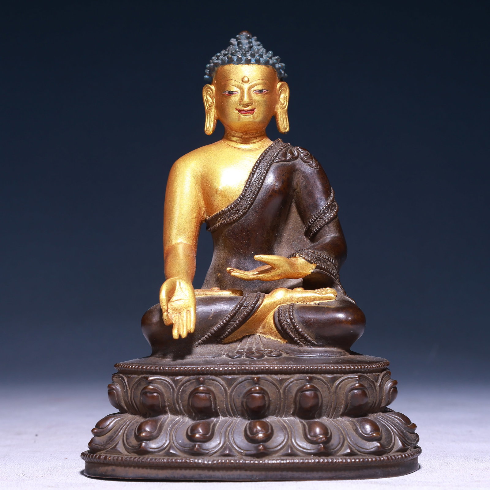 A Solemn Gilt Bronze Statue of Sakyamuni: A Solemn Gilt Bronze Statue of Sakyamuni,Qing Dynasty,China,Size:5.1inx3.7inx7.1in,Weight:1400g 铜鎏金释迦摩尼像,中国清代
