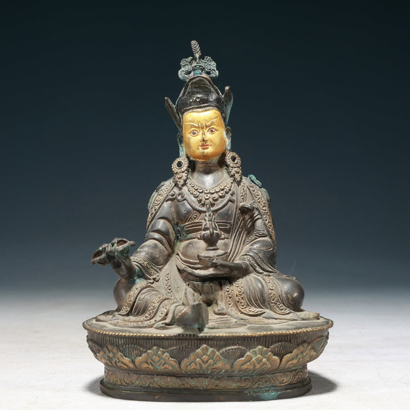 A Solemn Gilt Bronze Statue of Padma Sambhava: A Solemn Gilt Bronze Statue of Padma Sambhava,Qing Dynasty,China,Size:5.5inx3.9inx8.7in,Weight:1300g 铜鎏金莲花生大士像,中国清&#