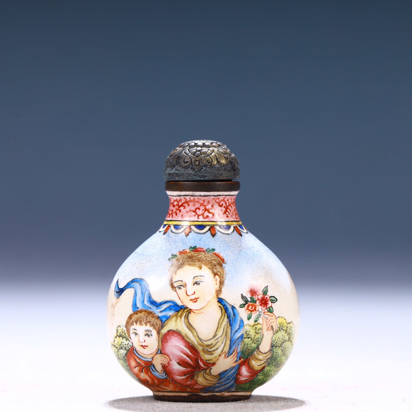 An Exquisite Painted Enamel Figure Pattern Snuff Bottle: An Exquisite Painted Enamel Figure Pattern Snuff Bottle,Qing Dynasty, China,Qianlong Four-character Mark,Size:1.6inx0.6inx3in,Weight:37g 画珐琅人物纹鼻烟