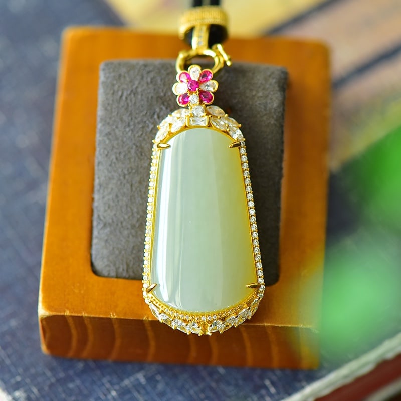 An Exquisite Sterling Silver-Gold Plated Inlaid White Jade Necklace,Inlaid Diamond: An Exquisite Sterling Silver-Gold Plated Inlaid White Jade Necklace,Inlaid Diamond,Size:0.9inx2in 纯银镀金镶白玉项链,嵌钻石