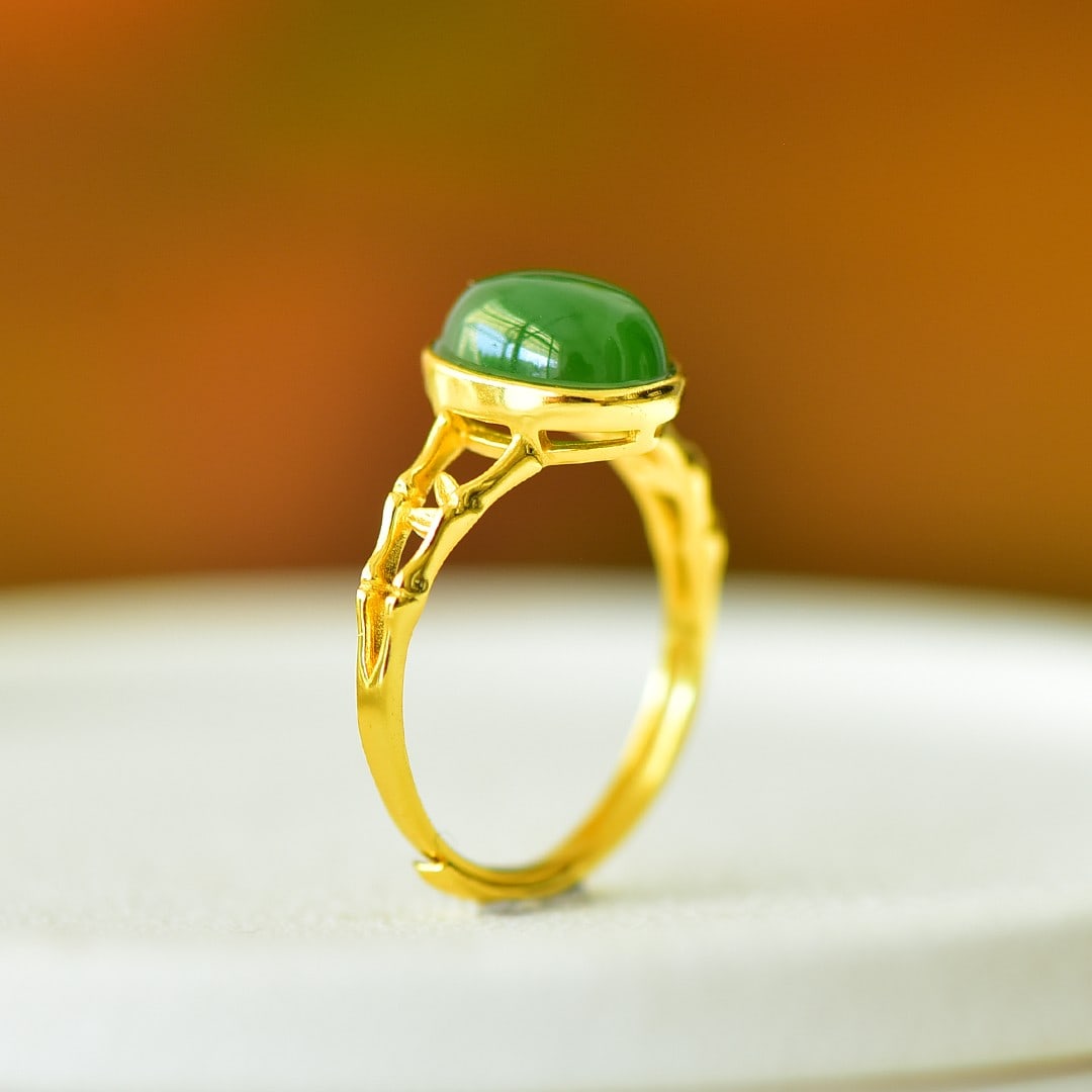 An Exquisite Sterling Silver Inlaid Jasper Ring: An Exquisite Sterling Silver Inlaid Jasper Ring,Size:0.3inx0.4in 纯银镶碧玉戒指