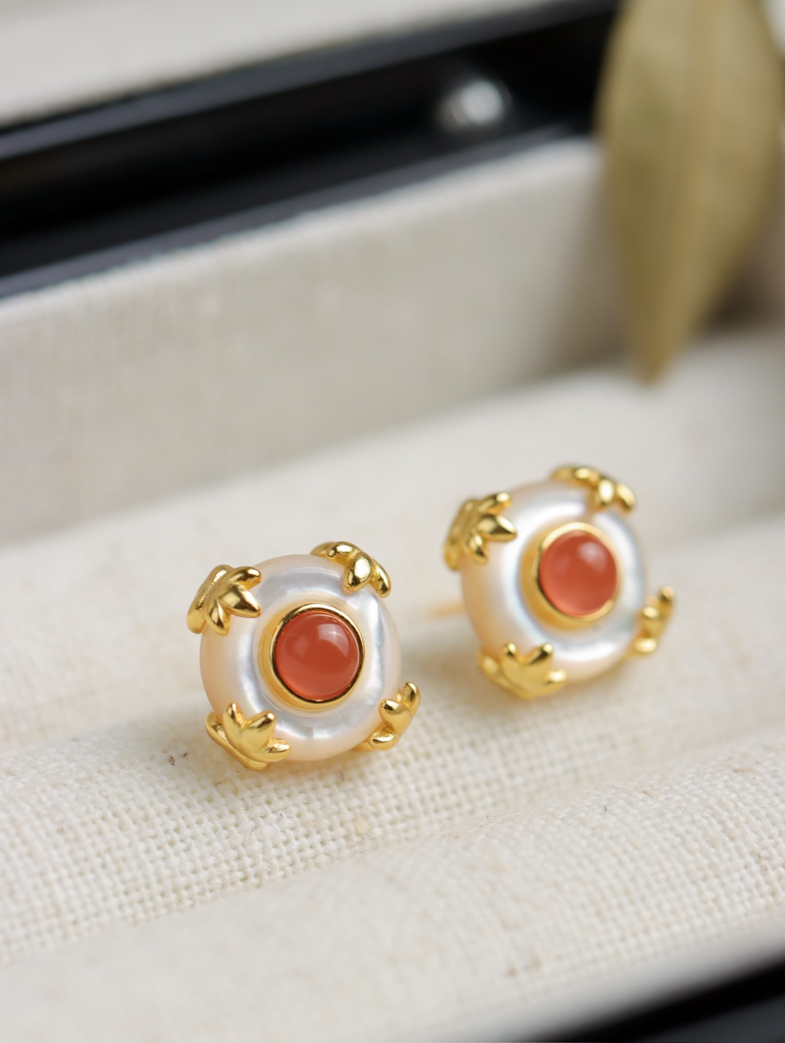 A Pair of Exquisite Sterling Silver-Gold Plated Inlaid Agate Earrings,Inlaid Shell: A Pair of Exquisite Sterling Silver-Gold Plated Inlaid Agate Earrings,Inlaid Shell 一对纯银镀金镶玛瑙耳钉,嵌贝壳