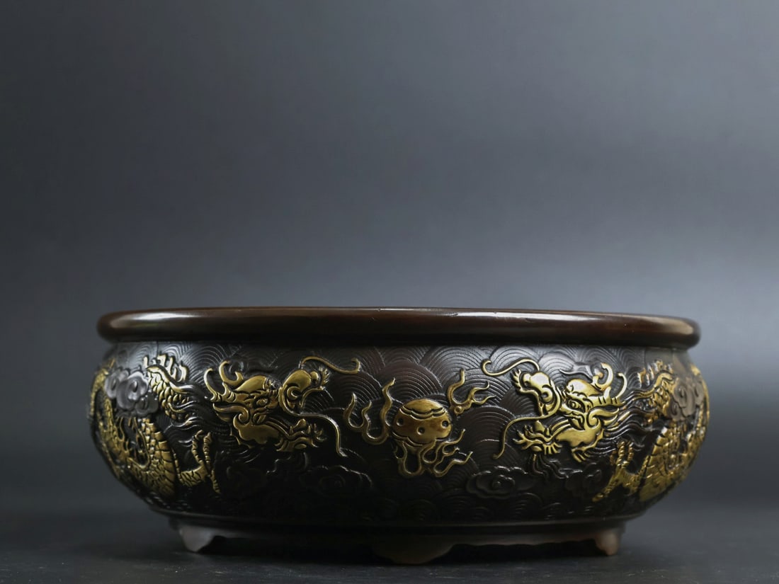 An Exquisite Gilt Bronze Auspicious Beast Pattern Basin: An Exquisite Gilt Bronze Auspicious Beast Pattern Basin,Qing Dynasty, China,Size:2.6inx7.3in,Weight:3360g 铜鎏金瑞兽纹盆,中国清代