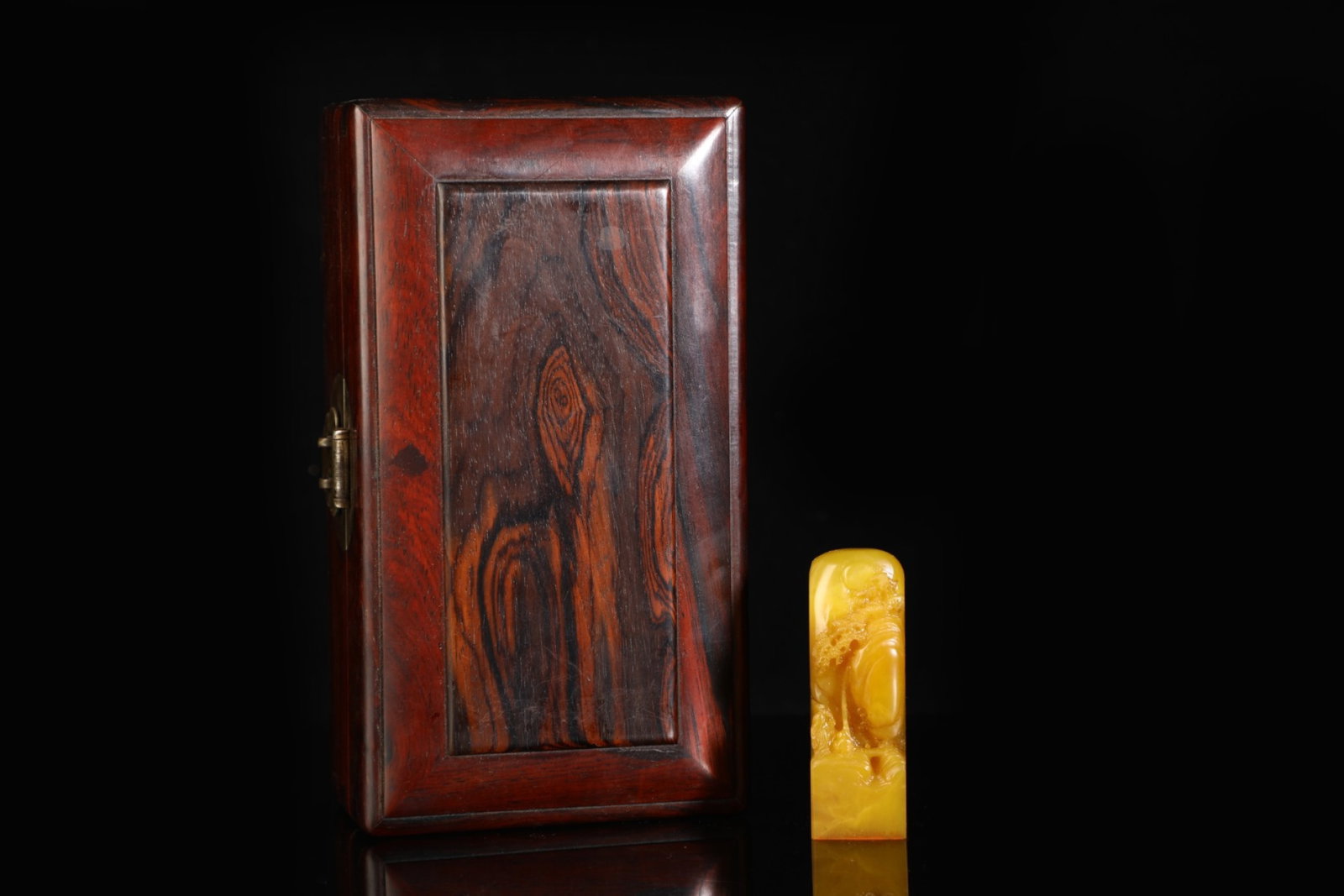 An Exquisite Tianhuang Stone Landscape Pattern Seal: An Exquisite Tianhuang Stone Landscape Pattern Seal,Qing Dynasty,China,with Mark,Size:3inx1in,Weight:103g