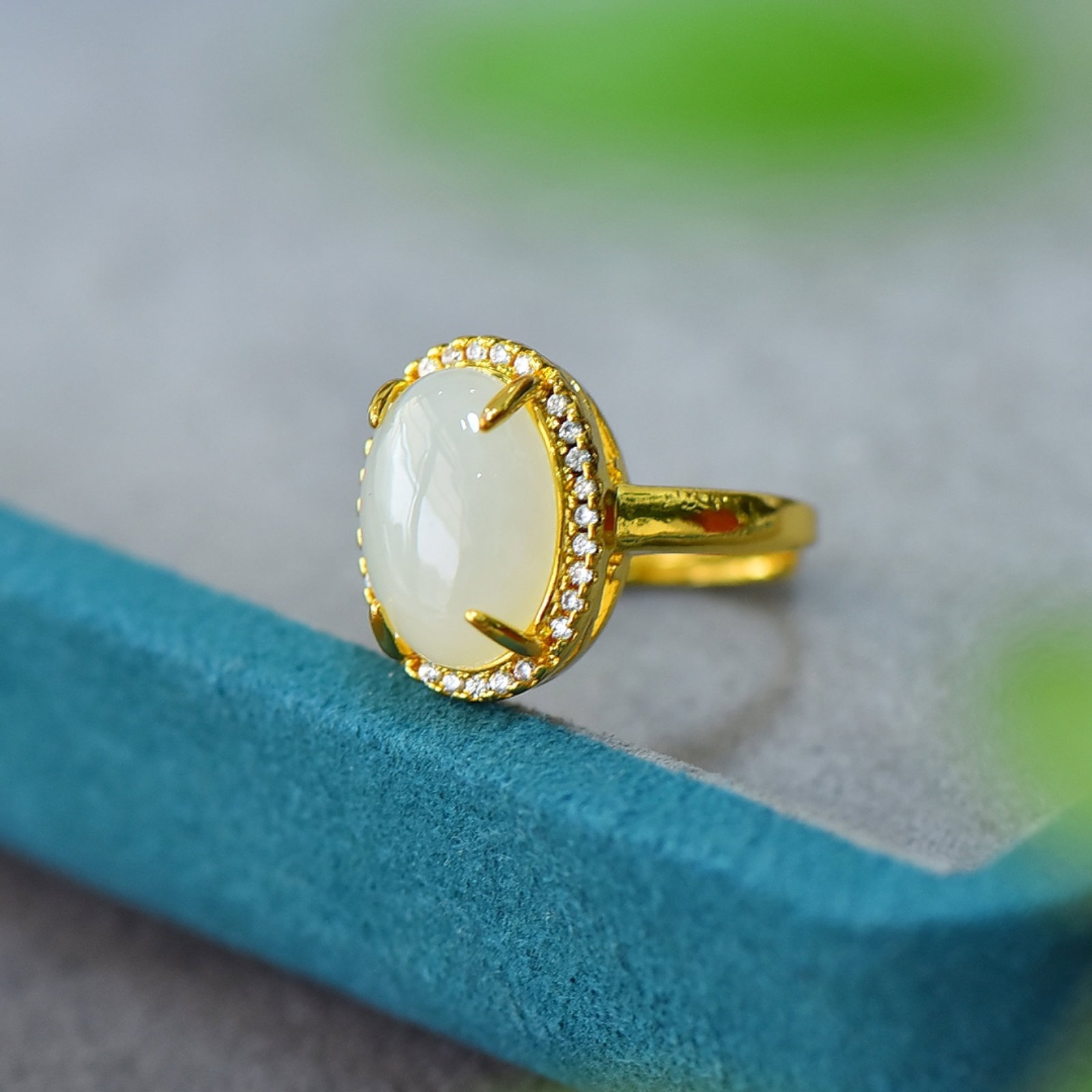 An Exquisite Bronze-Gold Plated Inlaid White Jade Ring,Inlaid Diamond: An Exquisite Bronze-Gold Plated Inlaid White Jade Ring,Inlaid Diamond,Size:0.4inx0.6in 铜镀金镶白玉戒指,嵌钻石