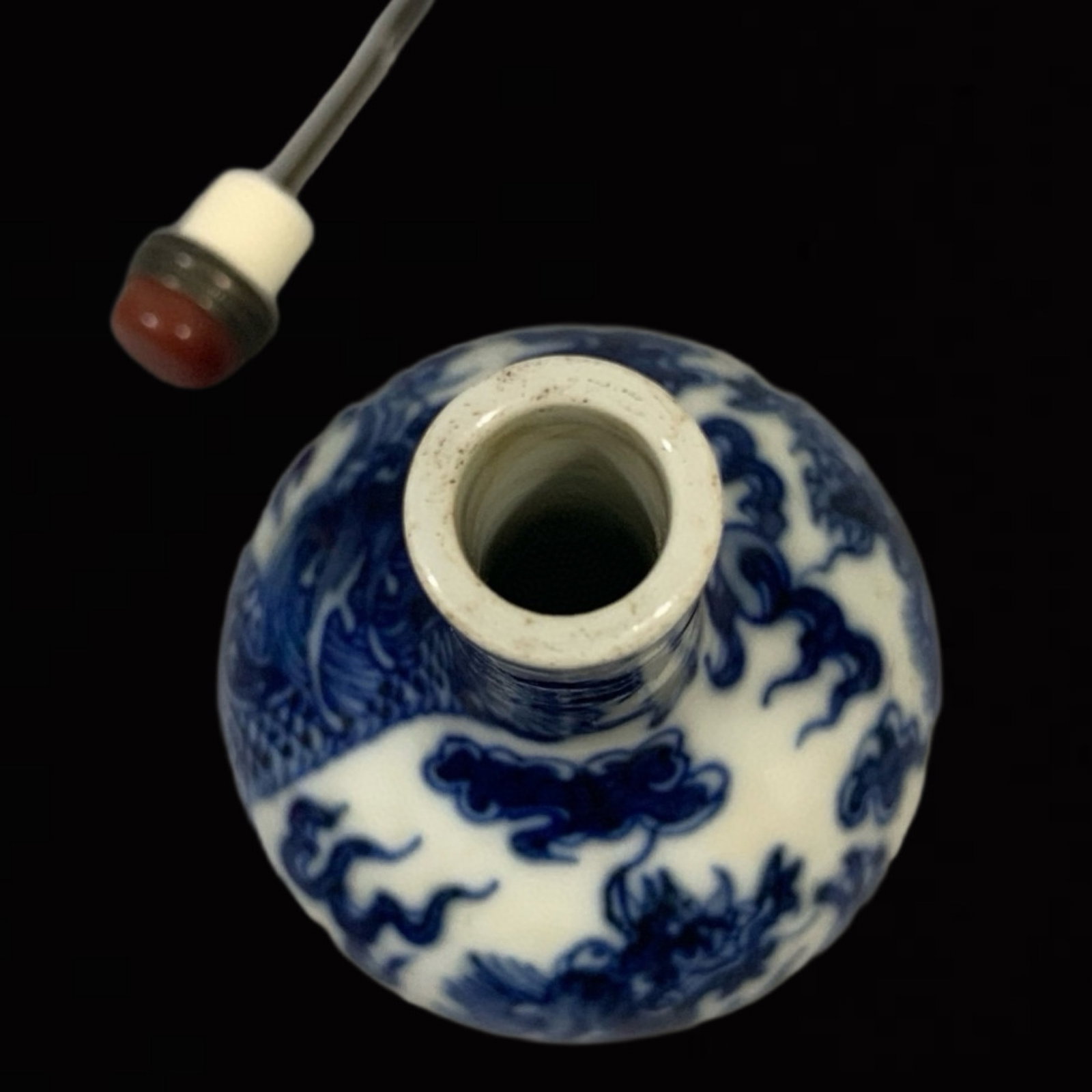An Exquisite Blue and White Auspicious Cloud and Dragon Pattern Snuff Bottle - 4