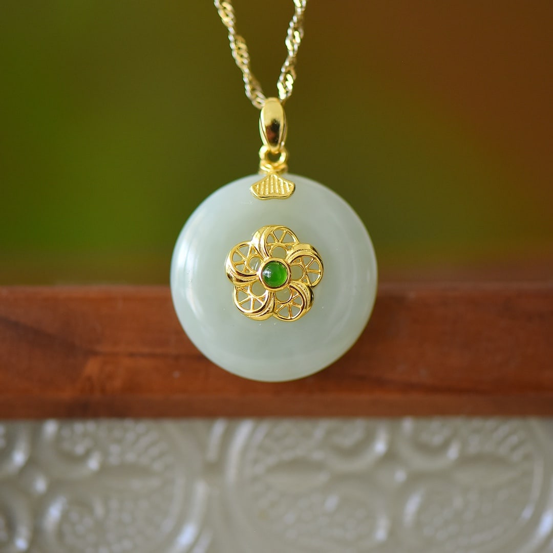 An Exquisite Sterling Silver-Gold Plated Inlaid White Jade Pendant: An Exquisite Sterling Silver-Gold Plated Inlaid White Jade Pendant,Size:0.8inx0.8in 纯银镀金镶白玉吊坠