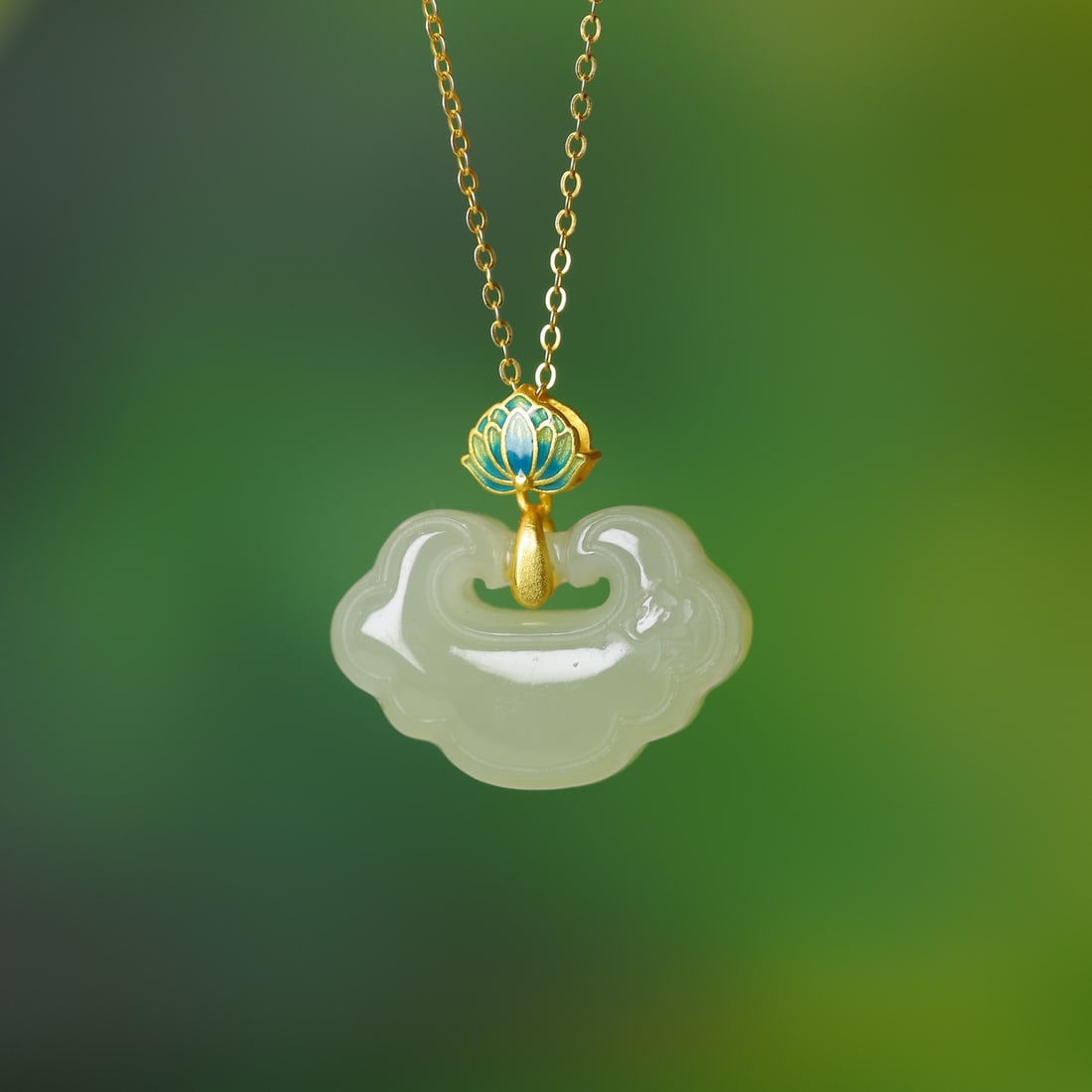 An Exquisite Sterling Silver-Gold Plated Inlaid Greenish Jade Pendant: An Exquisite Sterling Silver-Gold Plated Inlaid Greenish Jade Pendant,Size:0.7inx1in 纯银镀金镶青白玉吊坠